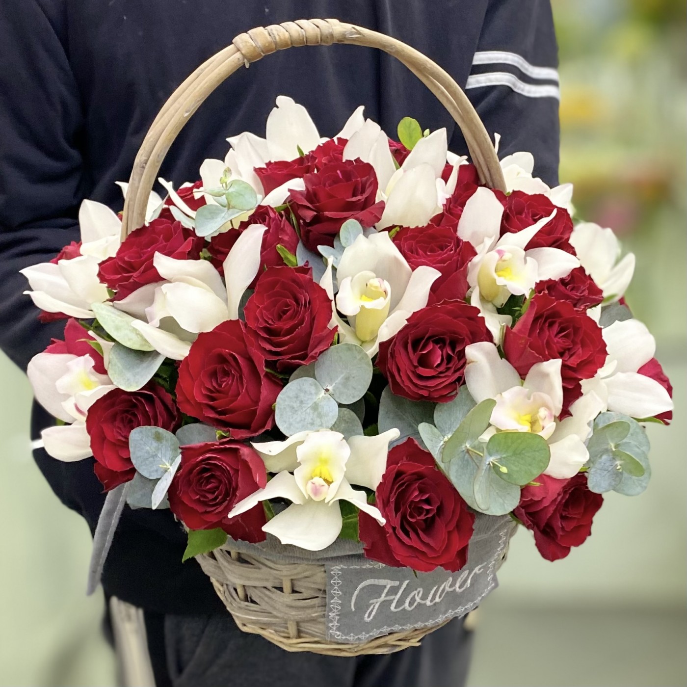 Красная роза с белой орхидеей в корзине