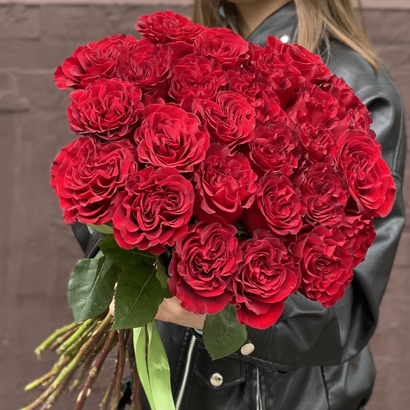 Красные пионовидные розы Хартс