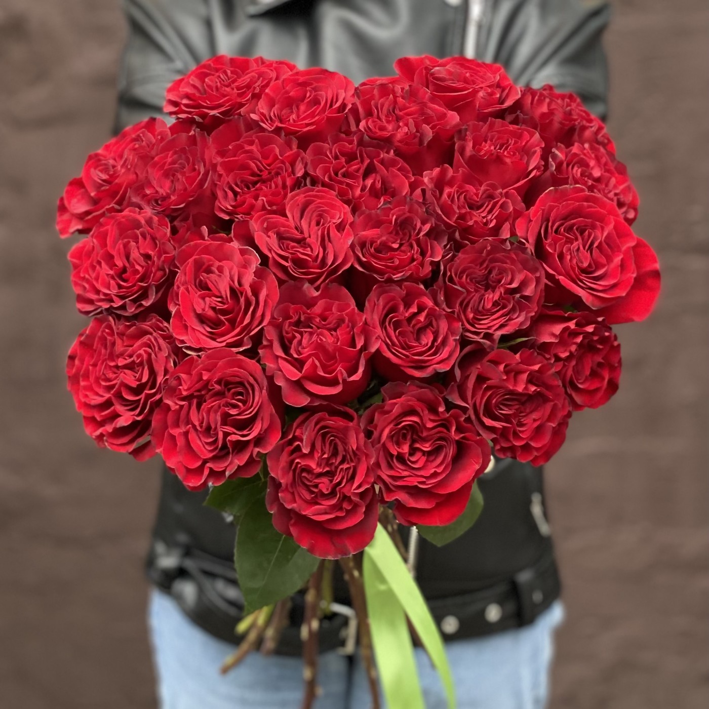 Красные пионовидные розы Хартс