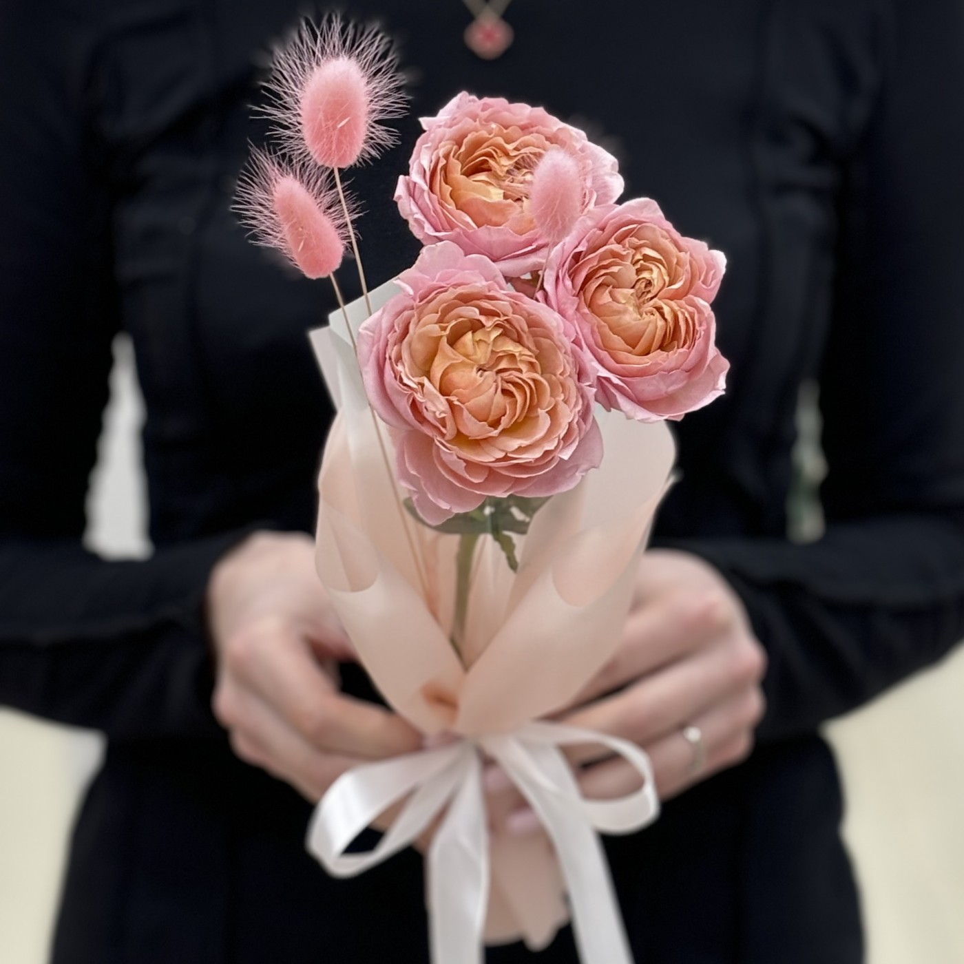 Кустовая пионовидная роза Джульетта в упаковке