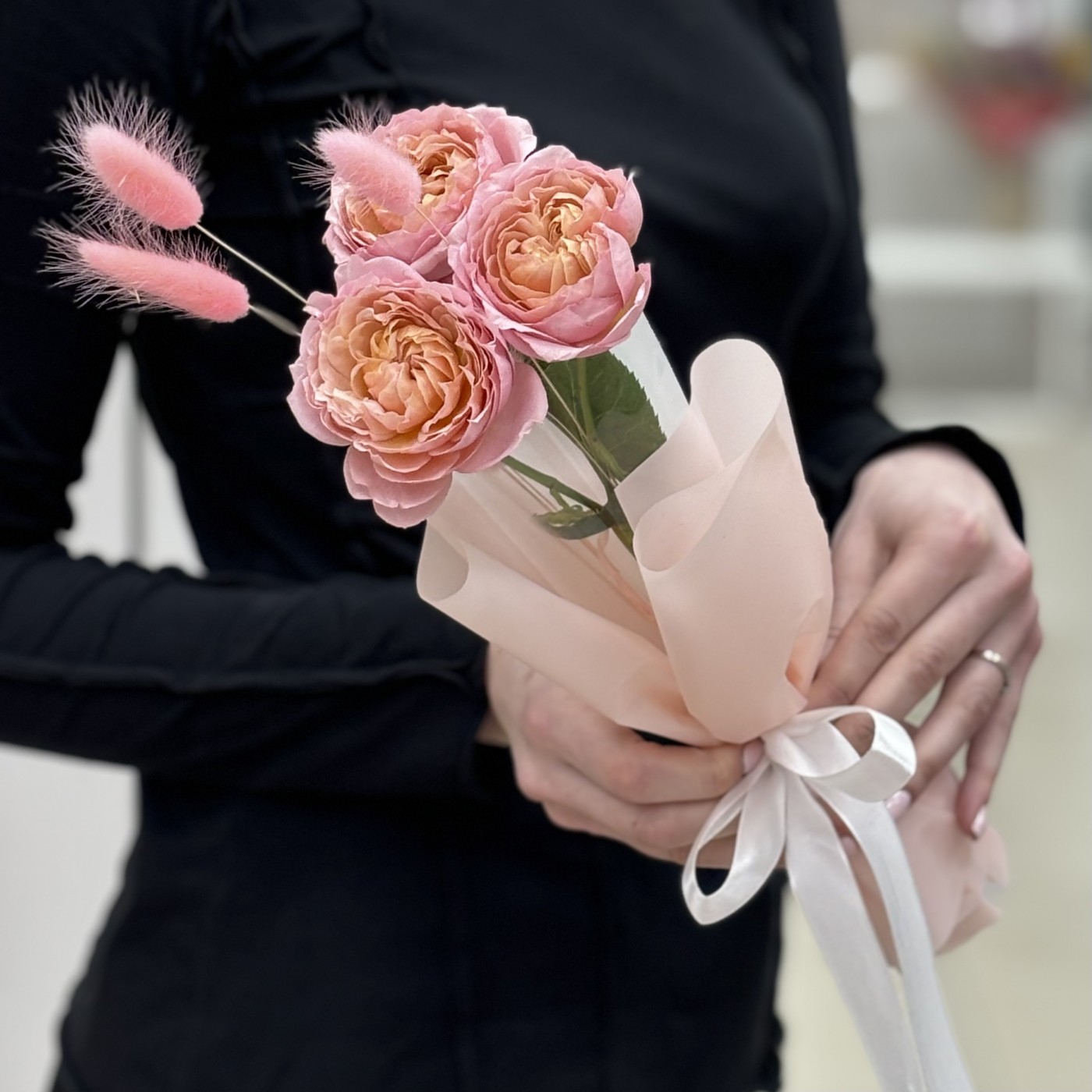 Кустовая пионовидная роза Джульетта в упаковке