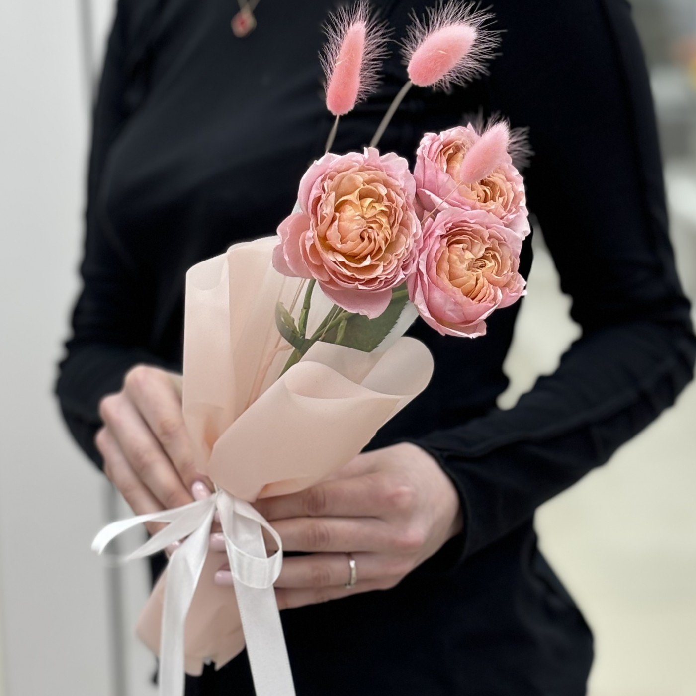 Кустовая пионовидная роза Джульетта в упаковке