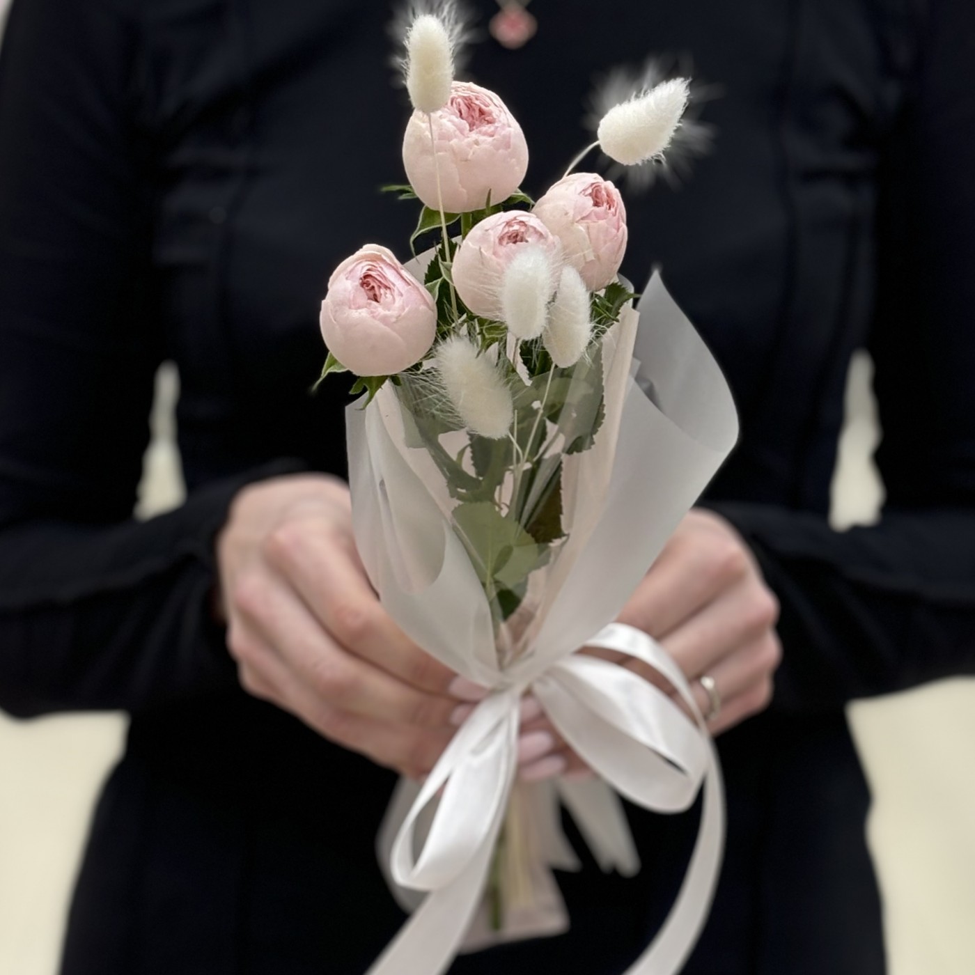 Кустовая розовая роза Мансфилд Парк в упаковке