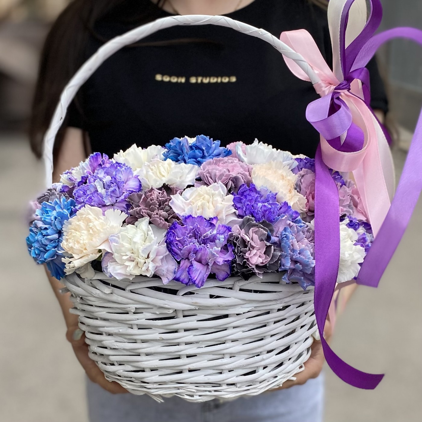 MIX из гвоздик в корзинке