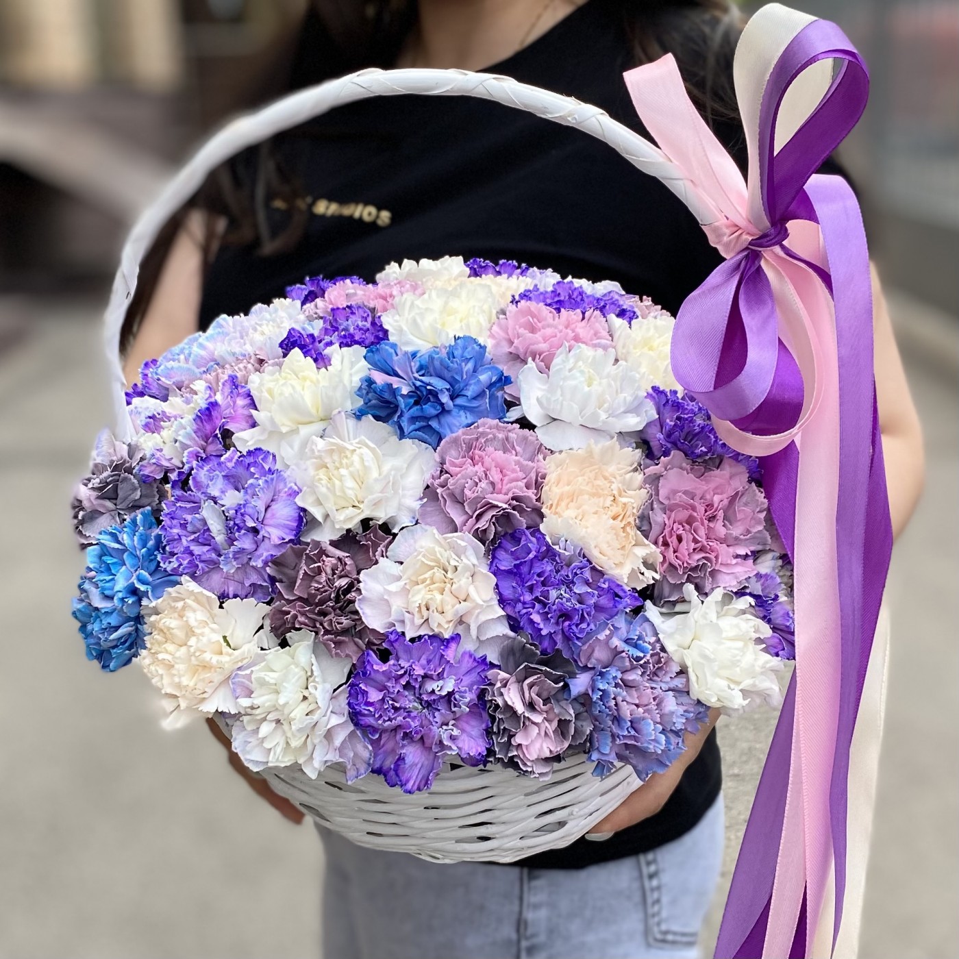 MIX из гвоздик в корзинке