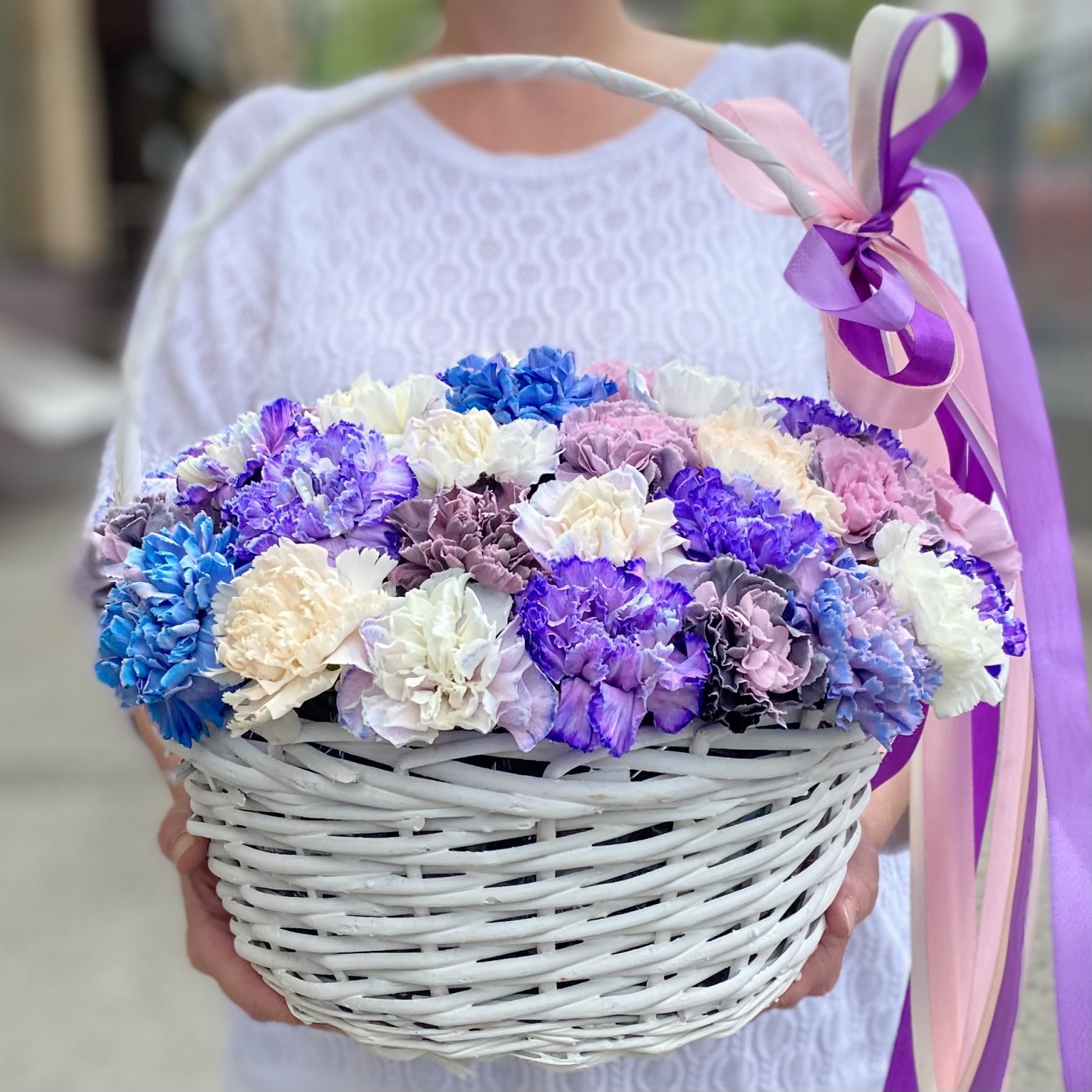 MIX из гвоздик в корзинке