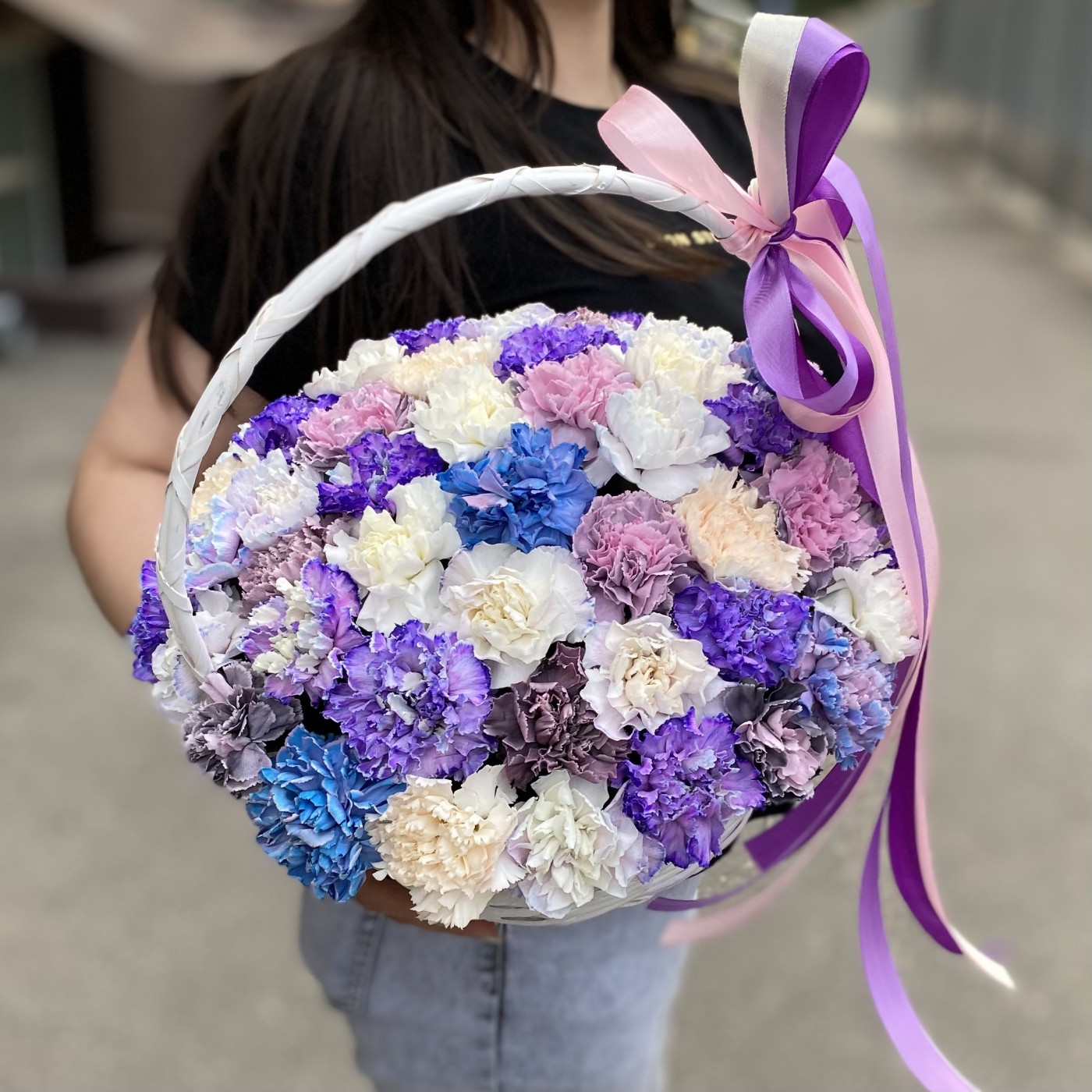 MIX из гвоздик в корзинке
