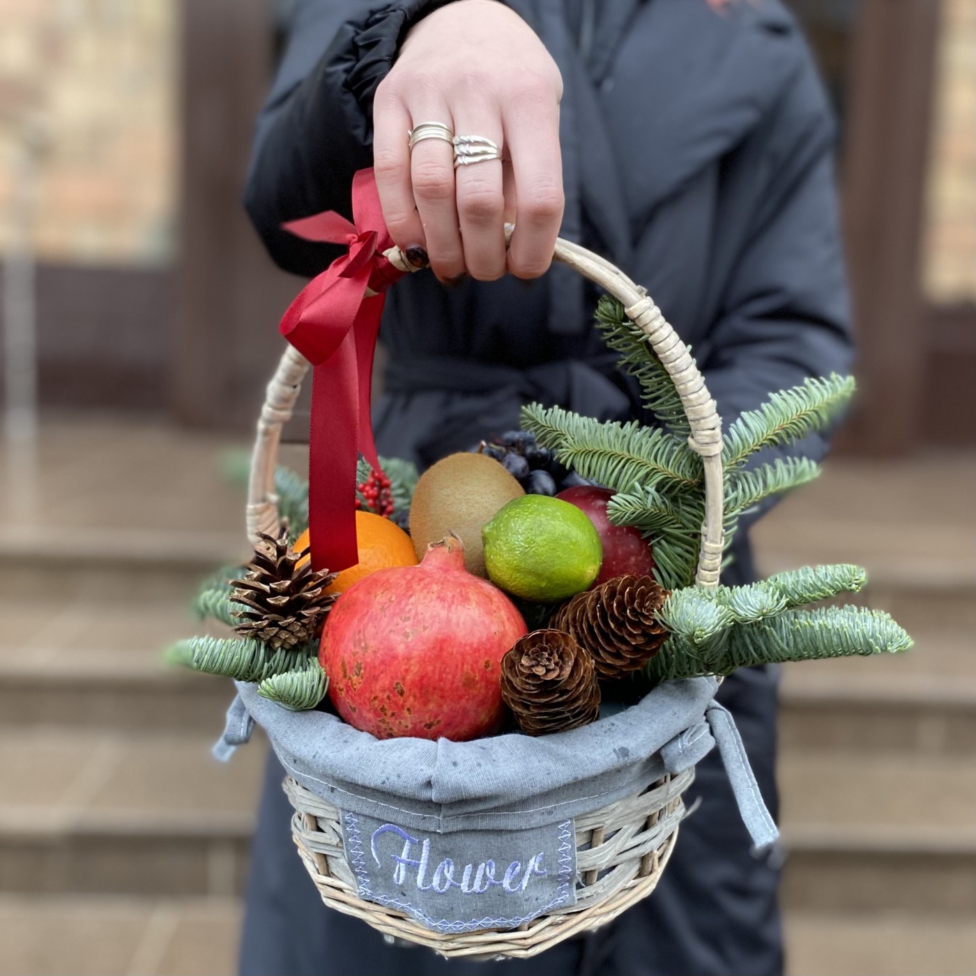 Маленькая Новогодняя подарочная корзина с фруктами