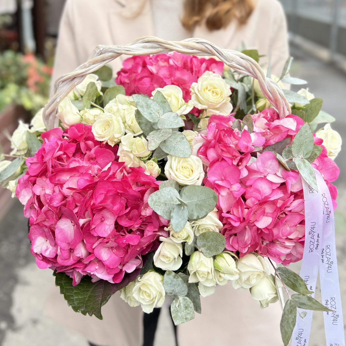 Малиновая гортензия с кустовой розой в корзине