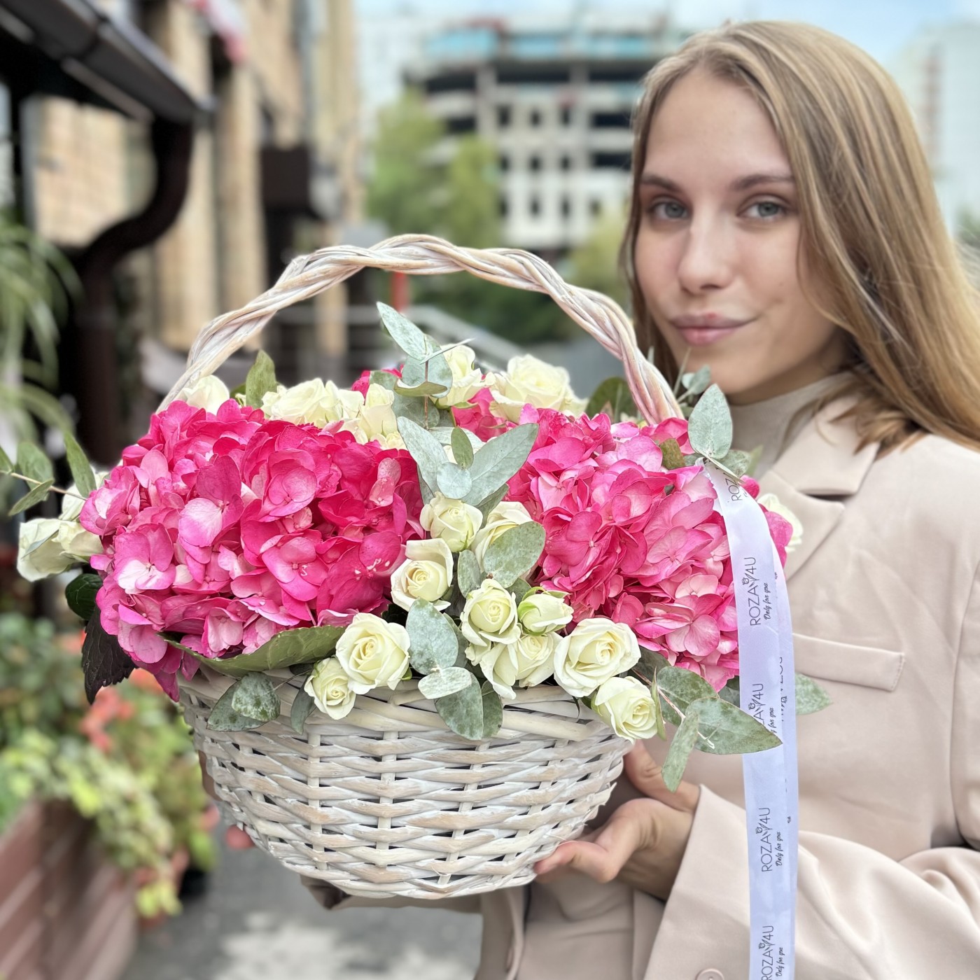 Малиновая гортензия с кустовой розой в корзине