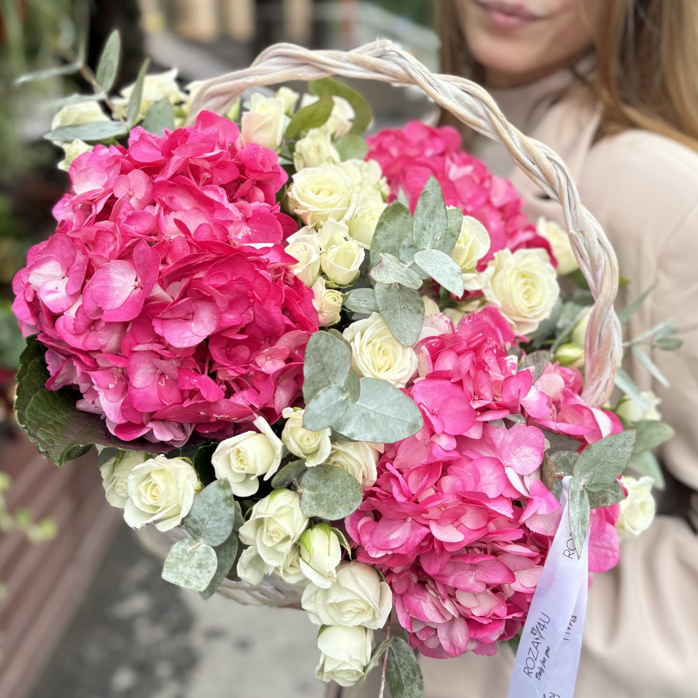 Малиновая гортензия с кустовой розой в корзине