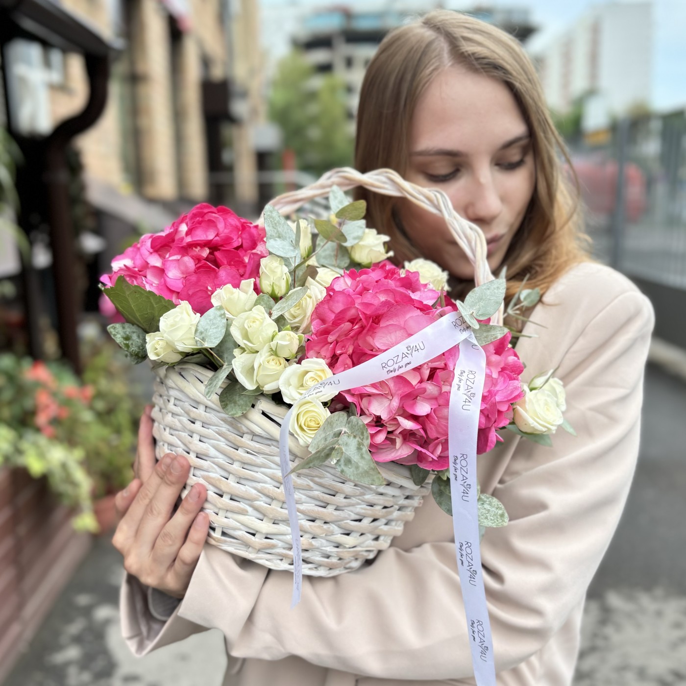 Малиновая гортензия с кустовой розой в корзине