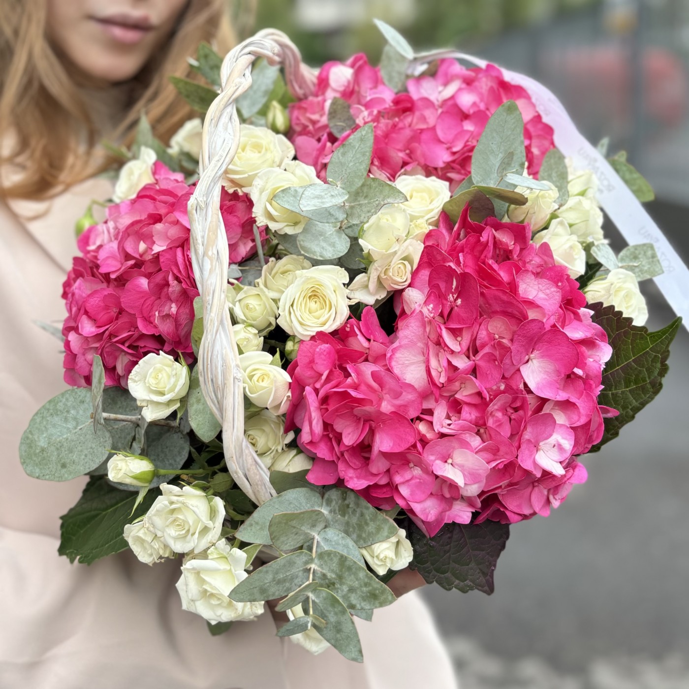 Малиновая гортензия с кустовой розой в корзине