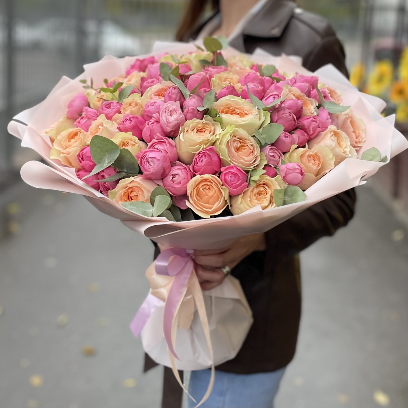 Микс из пионовидных роз Гравити и Сильва Пинк