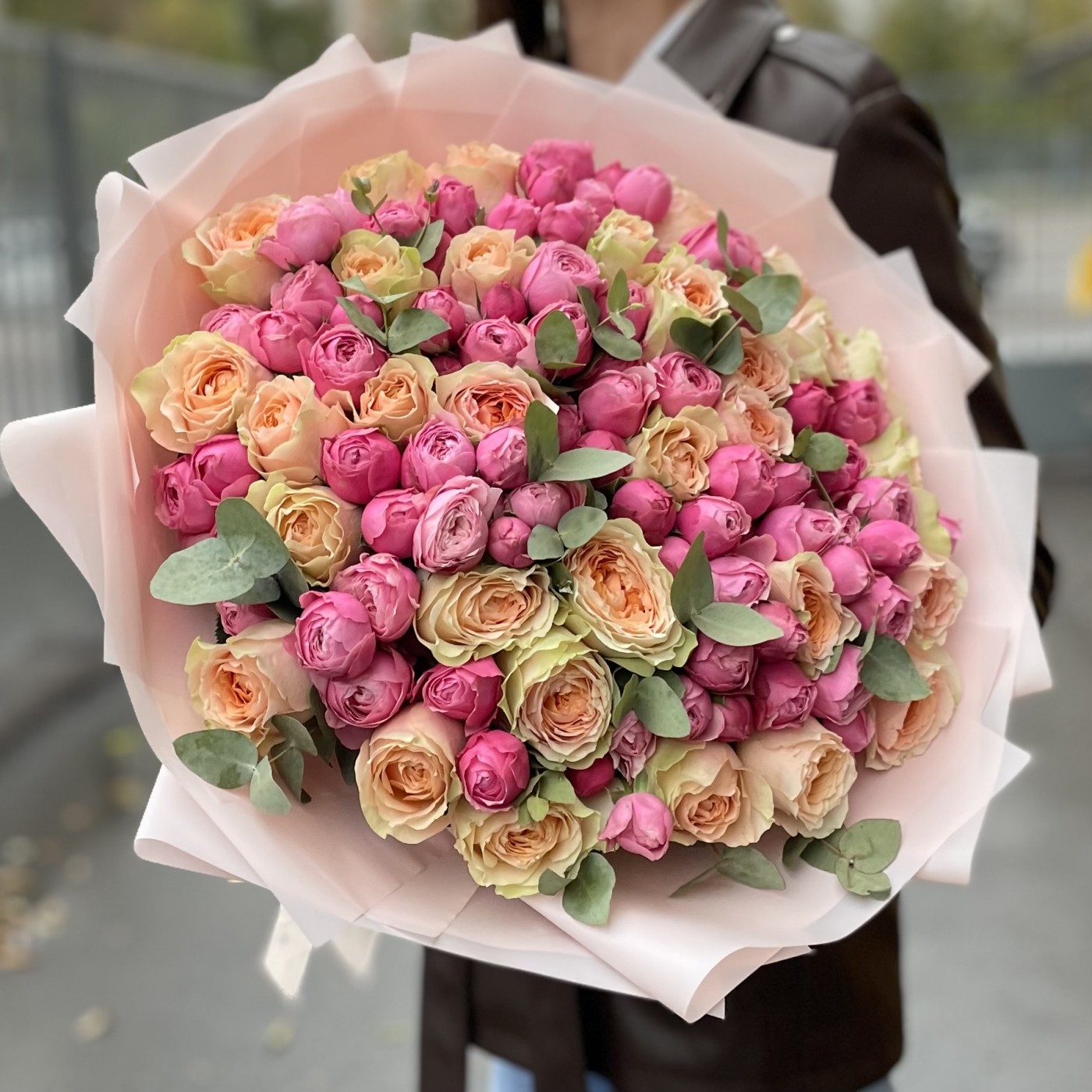 Микс из пионовидных роз Гравити и Сильва Пинк