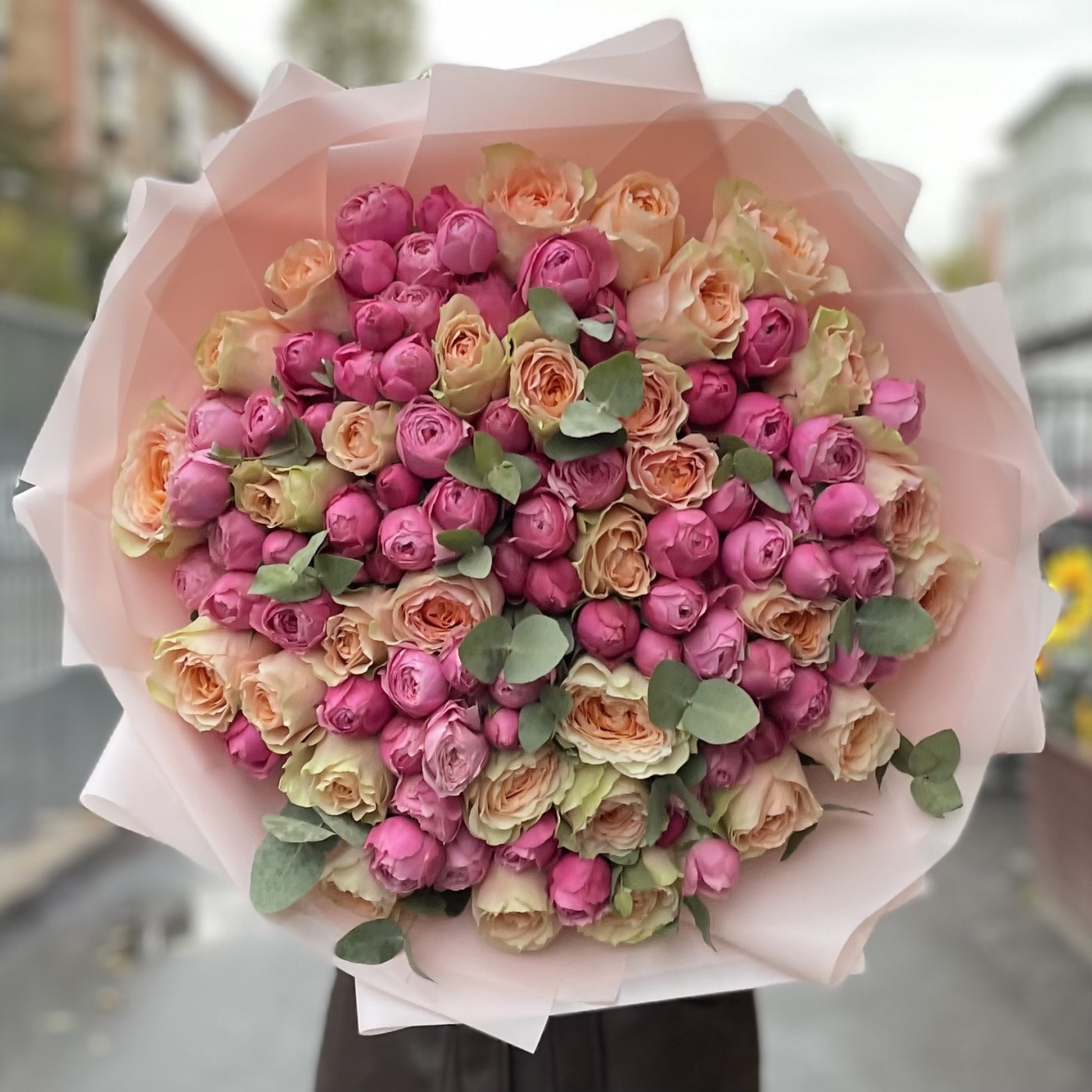 Микс из пионовидных роз Гравити и Сильва Пинк