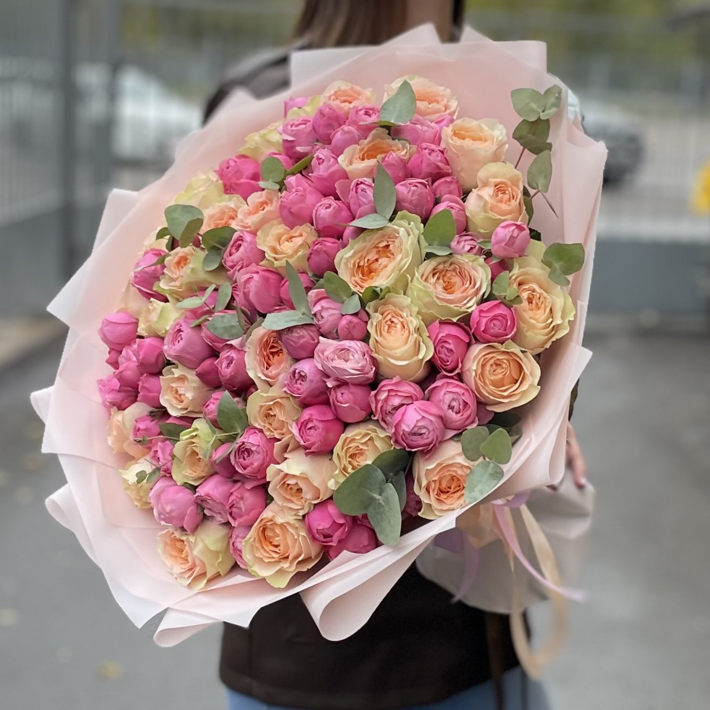 Микс из пионовидных роз Гравити и Сильва Пинк