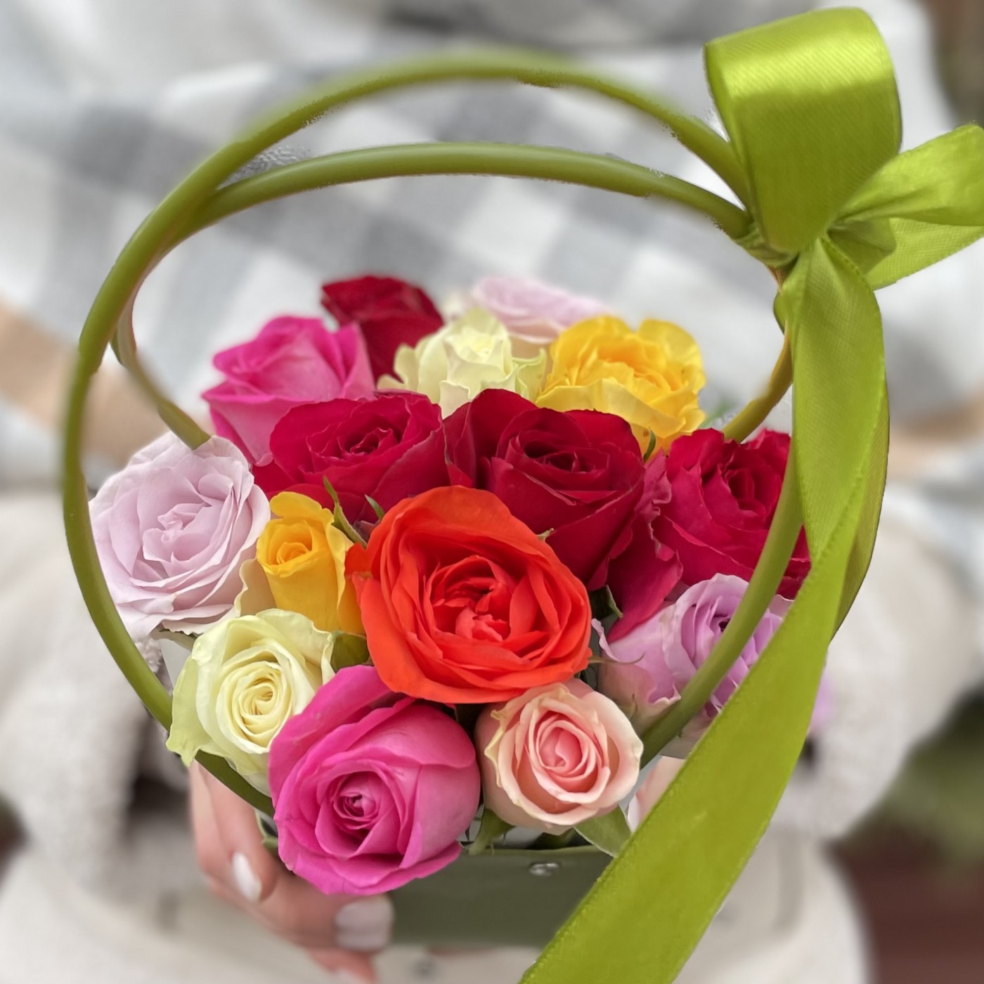 Микс из роз в зеленой сумочке