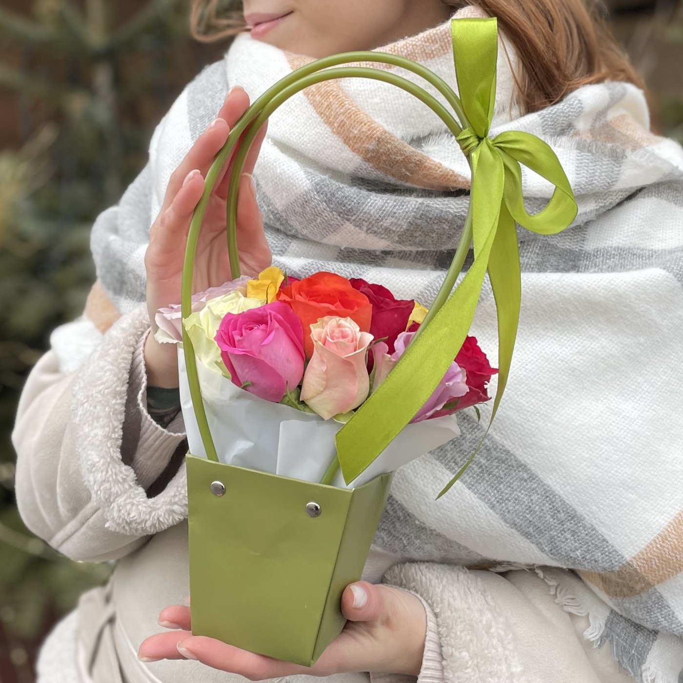 Микс из роз в зеленой сумочке