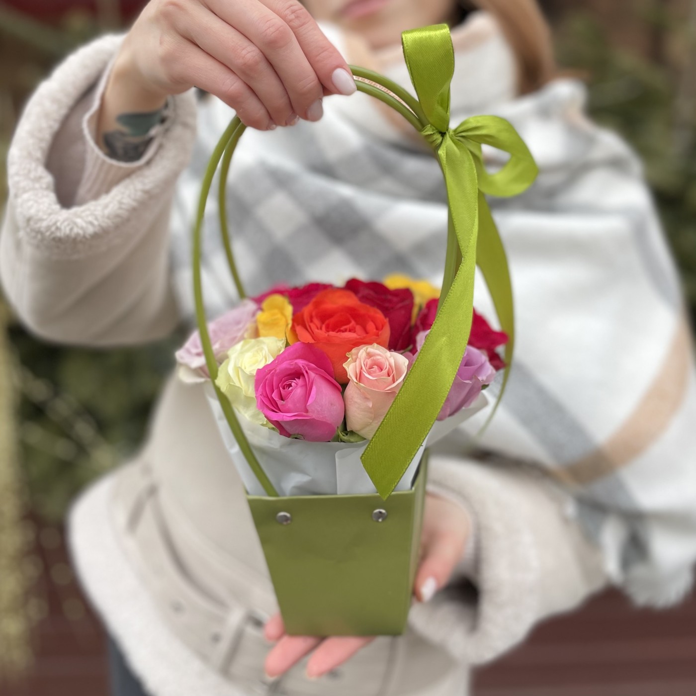 Микс из роз в зеленой сумочке