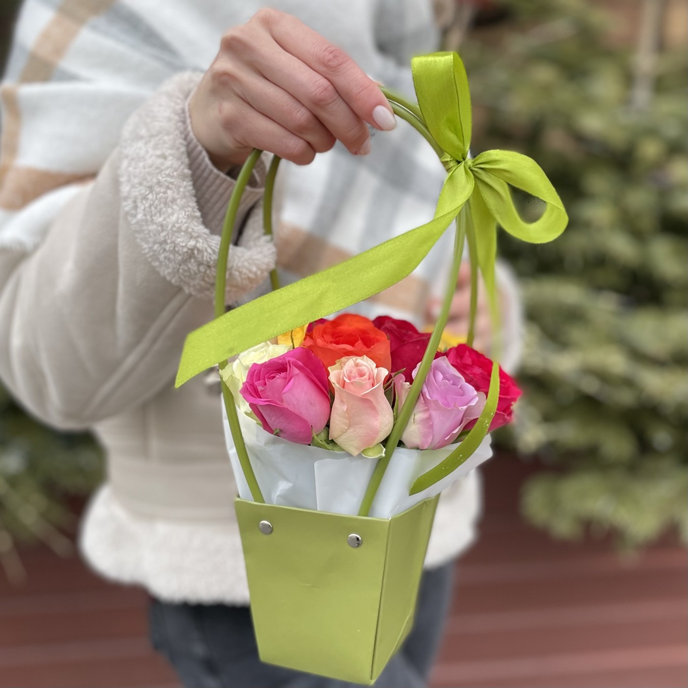 Микс из роз в зеленой сумочке