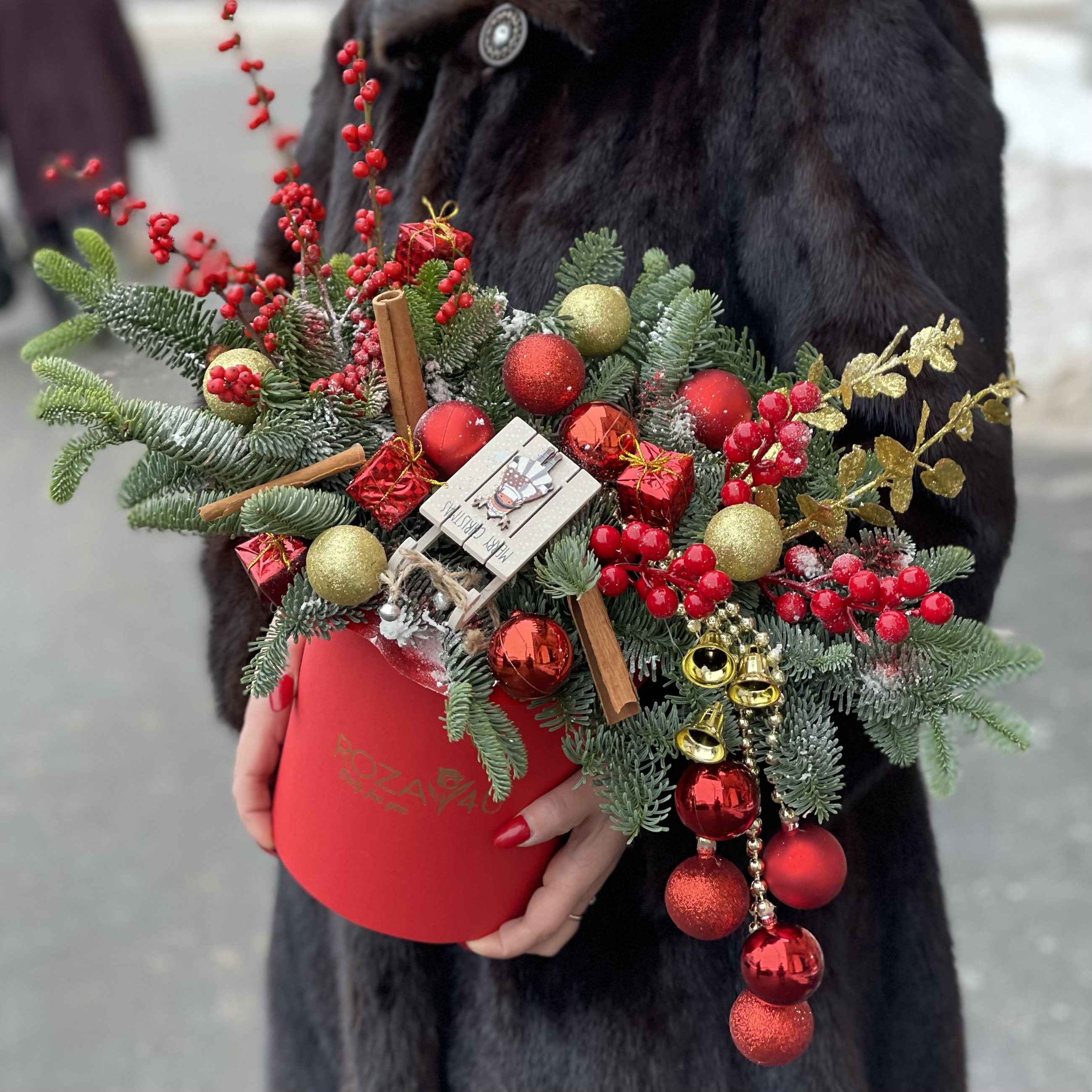 Новогодняя композиция сани Деда Мороза