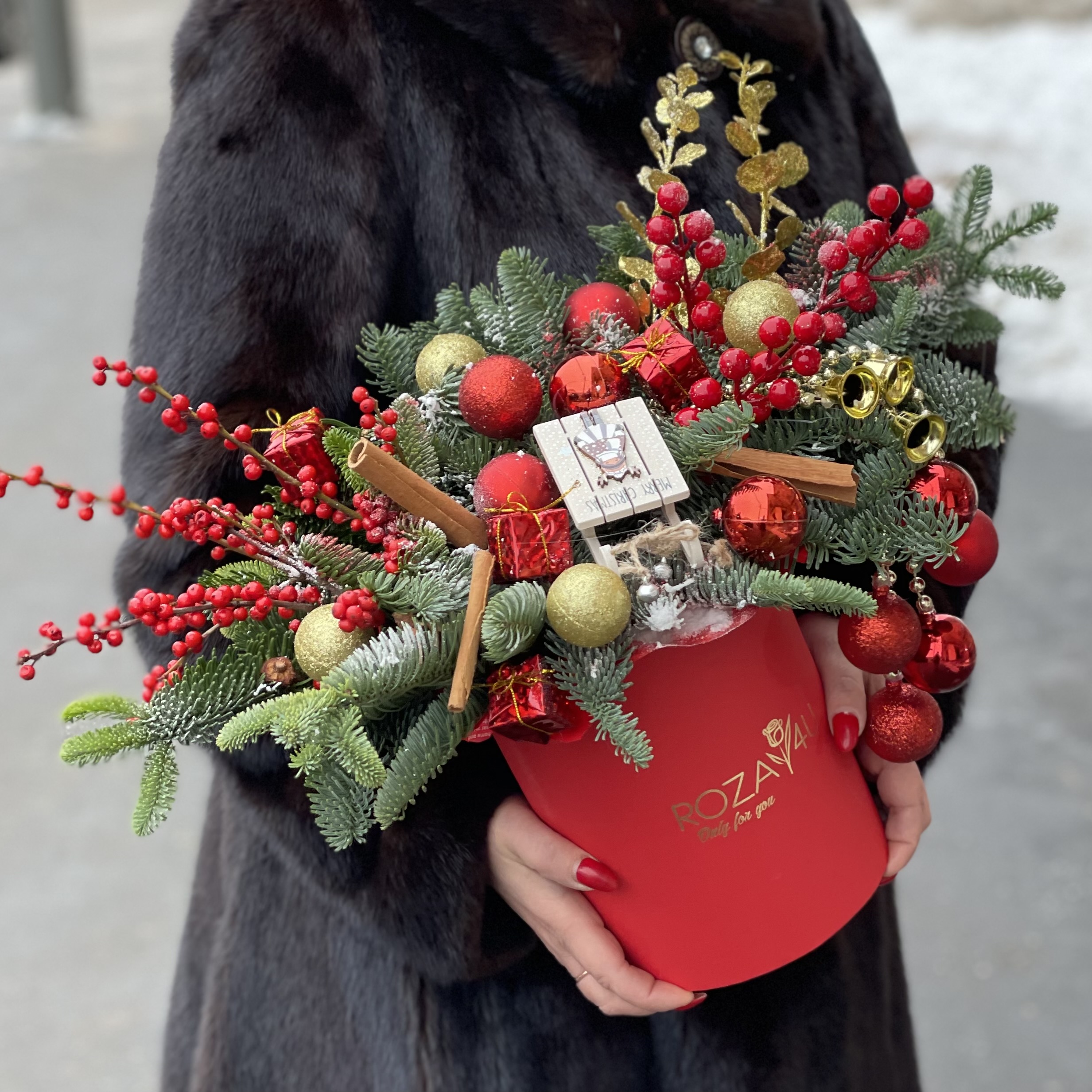 Новогодняя композиция сани Деда Мороза