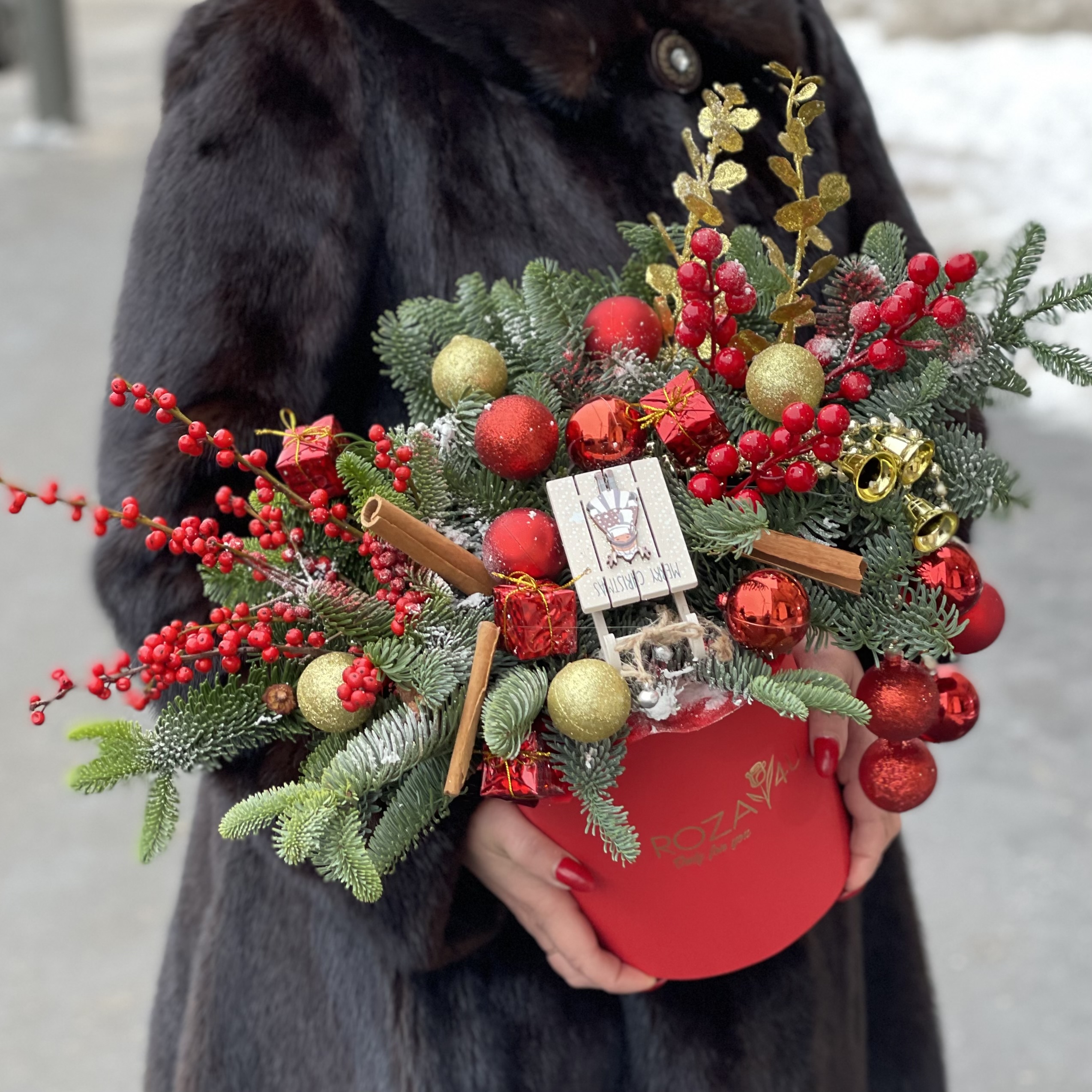 Новогодняя композиция сани Деда Мороза
