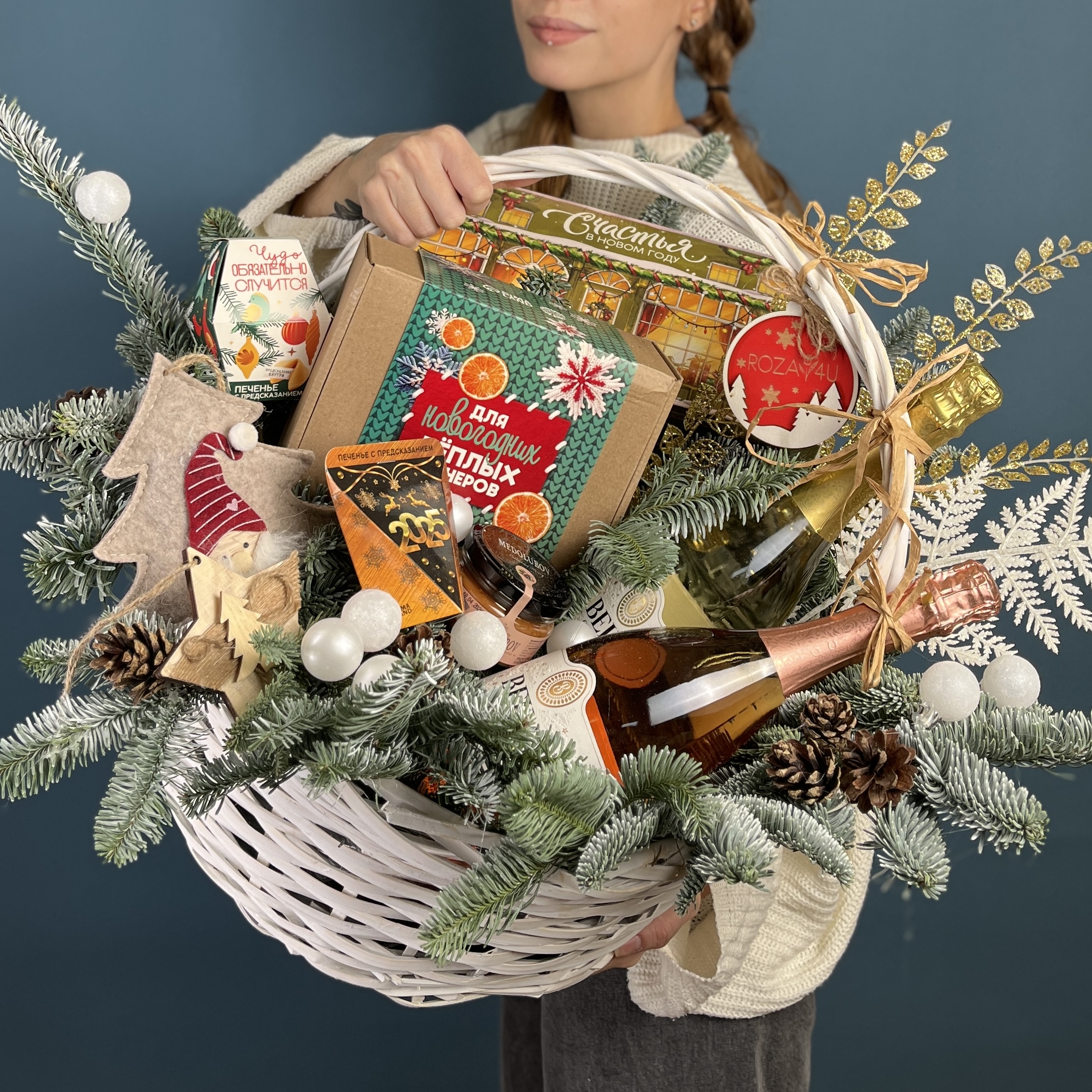 Новогодняя корзина с подарками Чудес и счастья