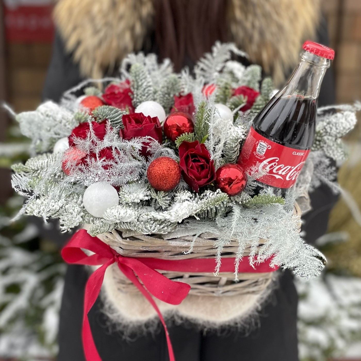 Новогодняя композиция в корзинке с Кока-Колой
