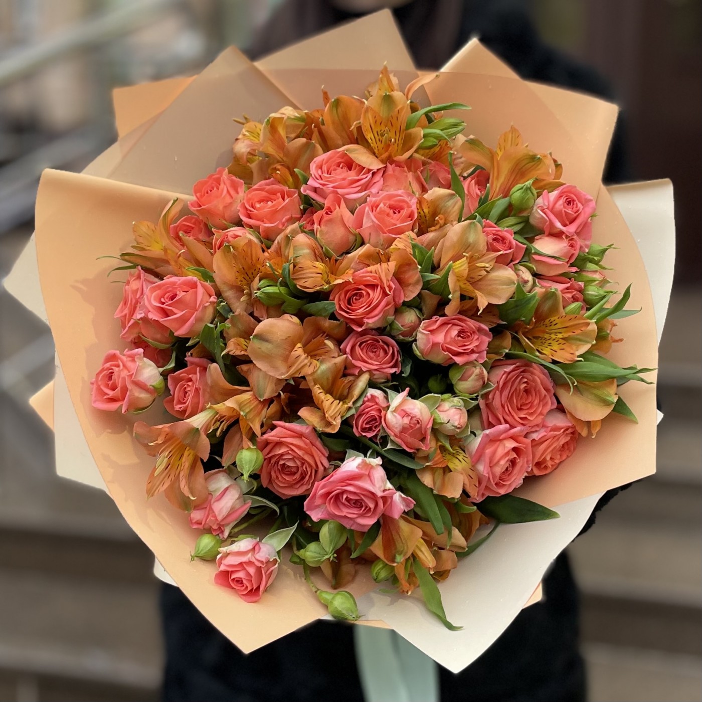 Оранжевые кустовые розы с альстромерией