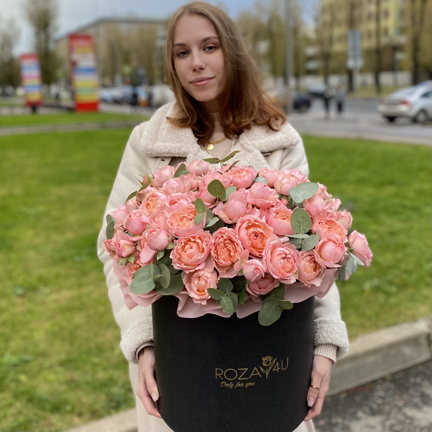 Пионовидная кустовая роза Джульетта в коробке