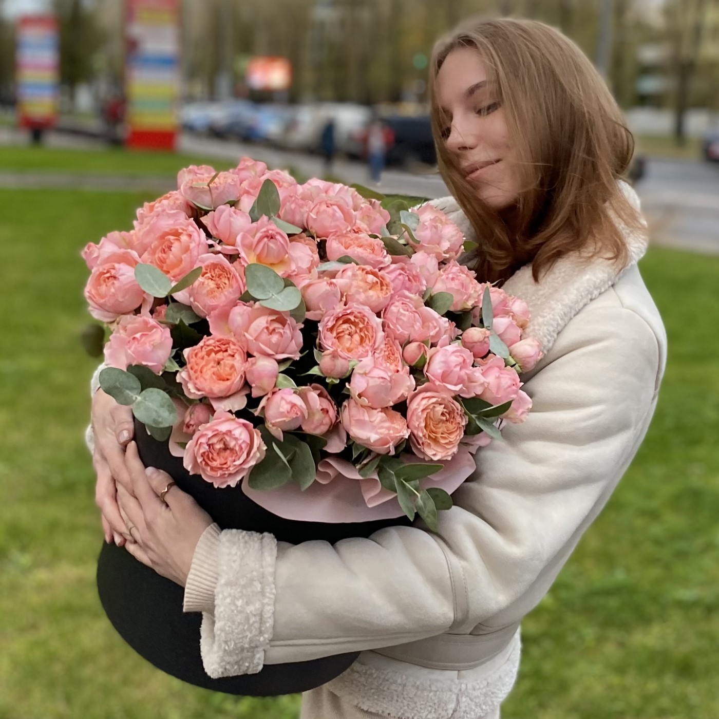 Пионовидная кустовая роза Джульетта в коробке