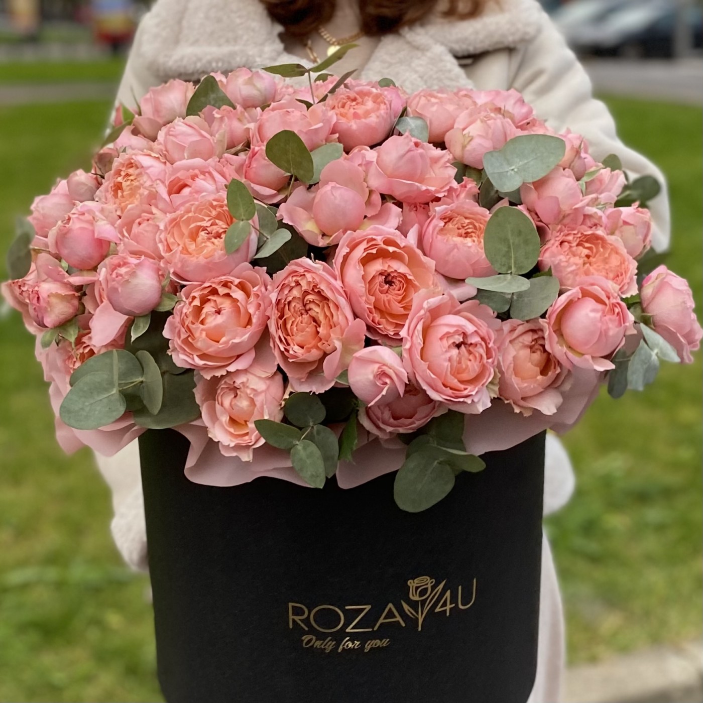 Пионовидная кустовая роза Джульетта в коробке