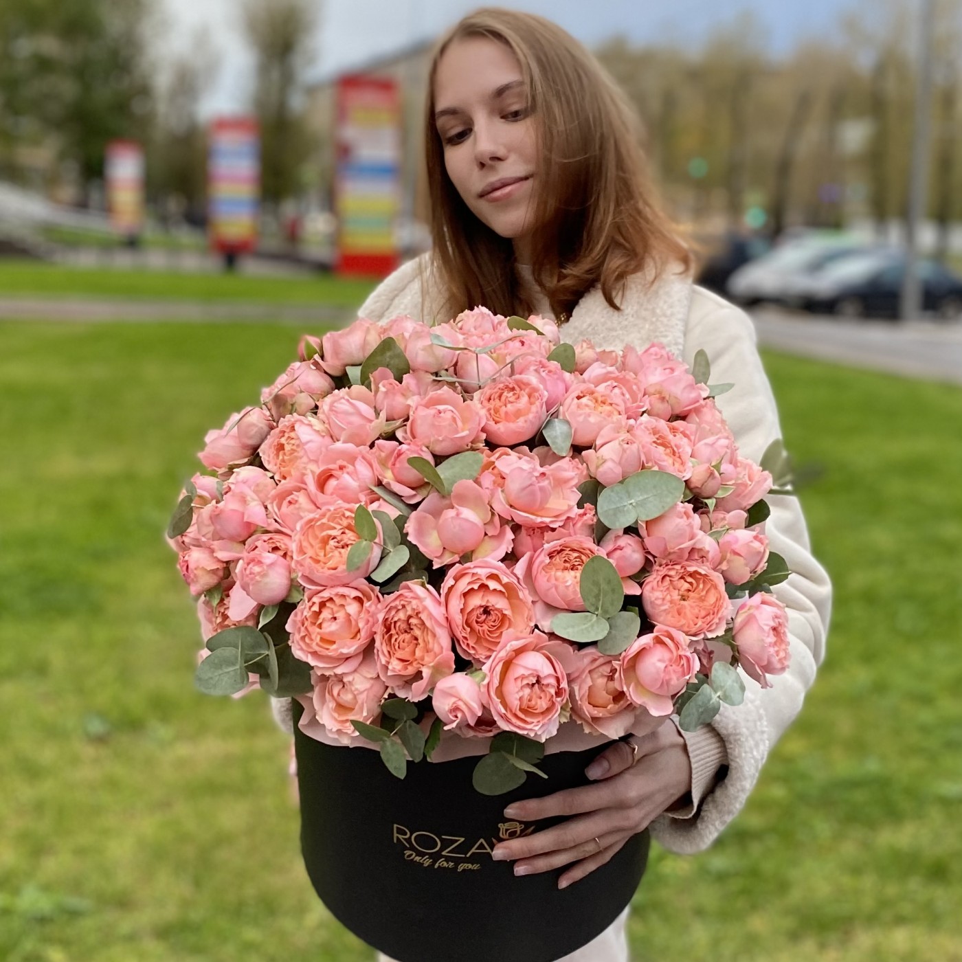 Пионовидная кустовая роза Джульетта в коробке