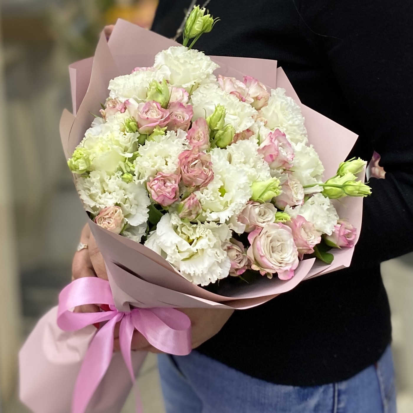 Пионовидные розы Энджел Бомбастик с махровой эустомой