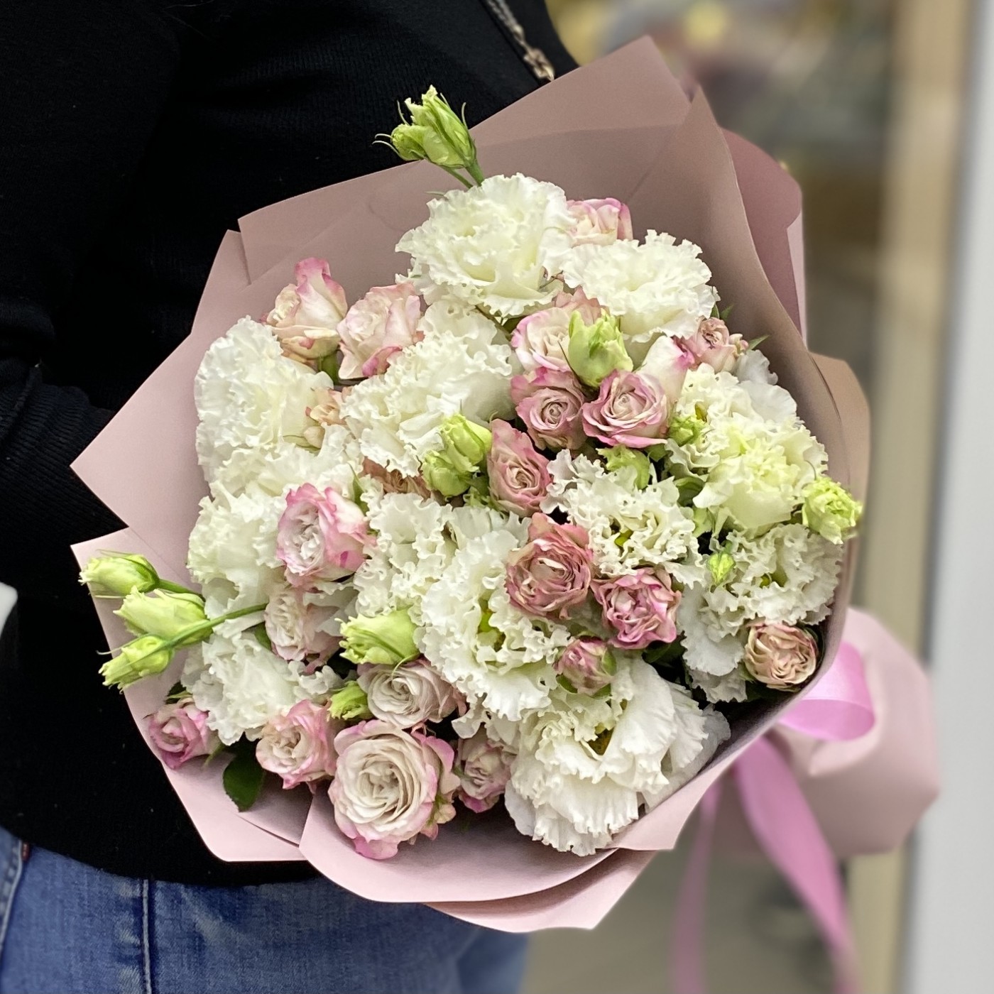 Пионовидные розы Энджел Бомбастик с махровой эустомой