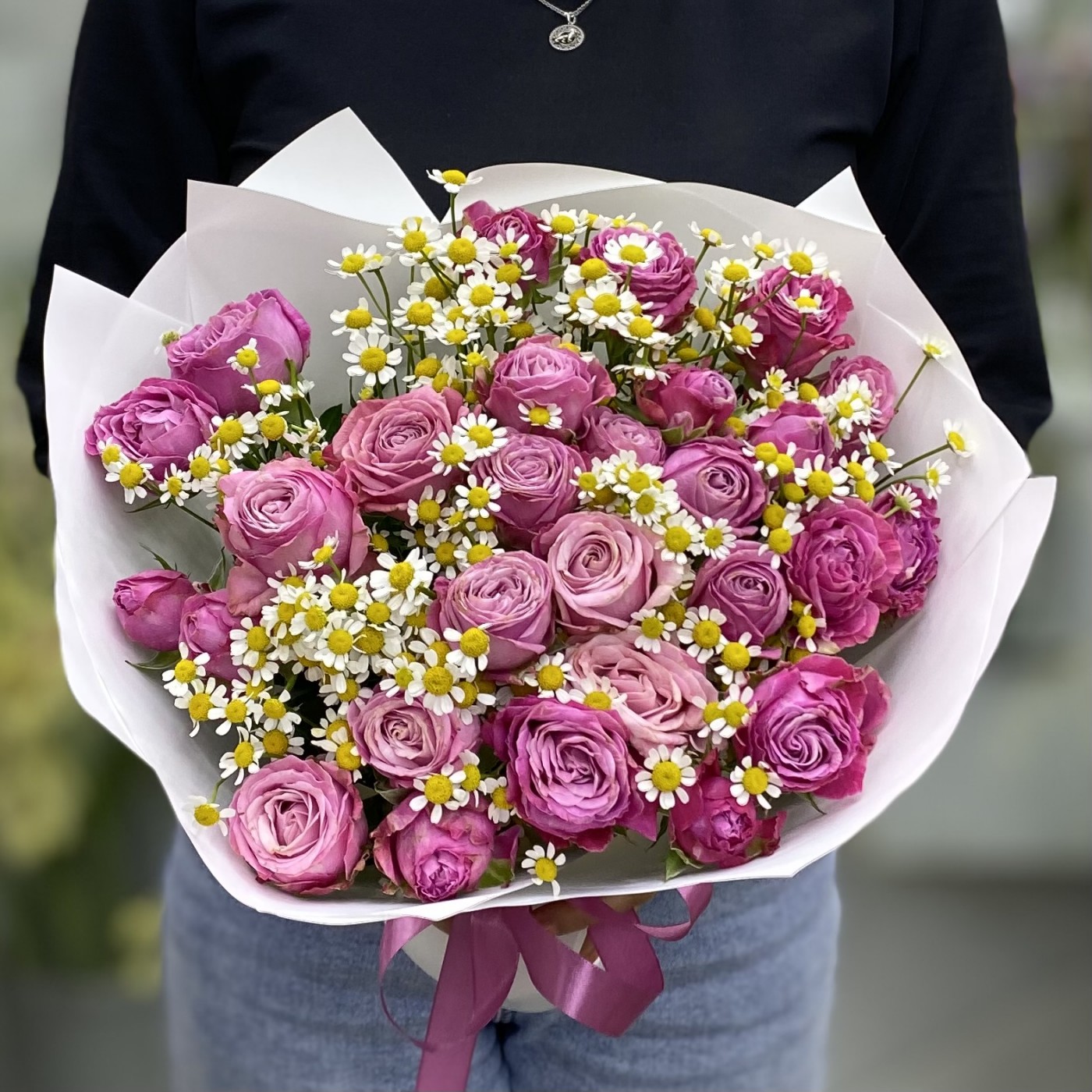 Пионовидные розы Леди Бомбастик с ромашками