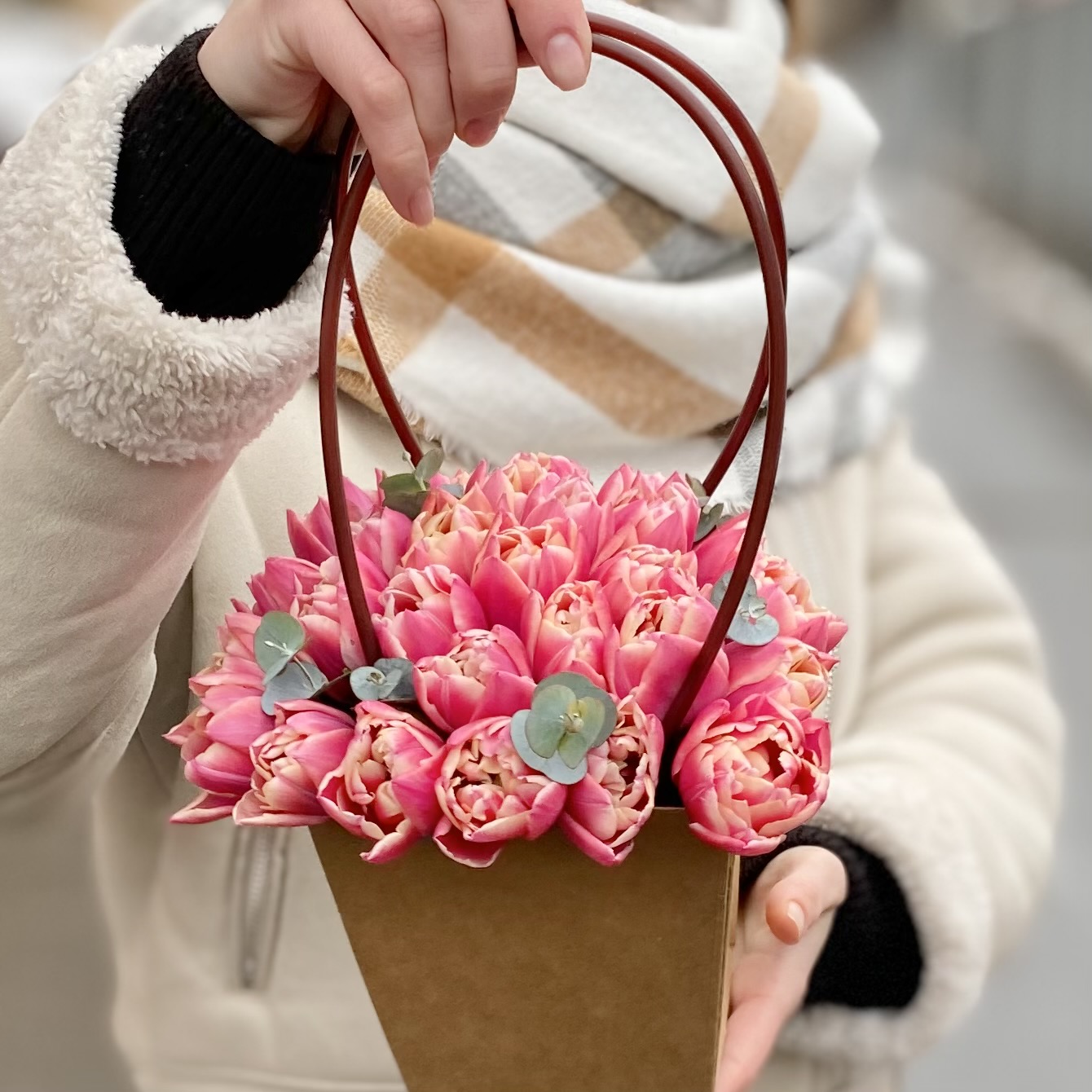 Пионовидные тюльпаны Коламбус в сумочке