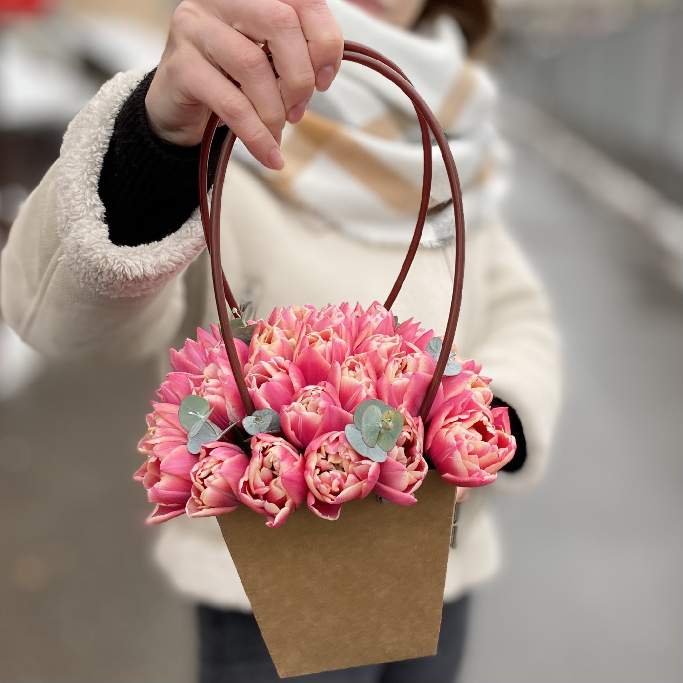 Пионовидные тюльпаны Коламбус в сумочке
