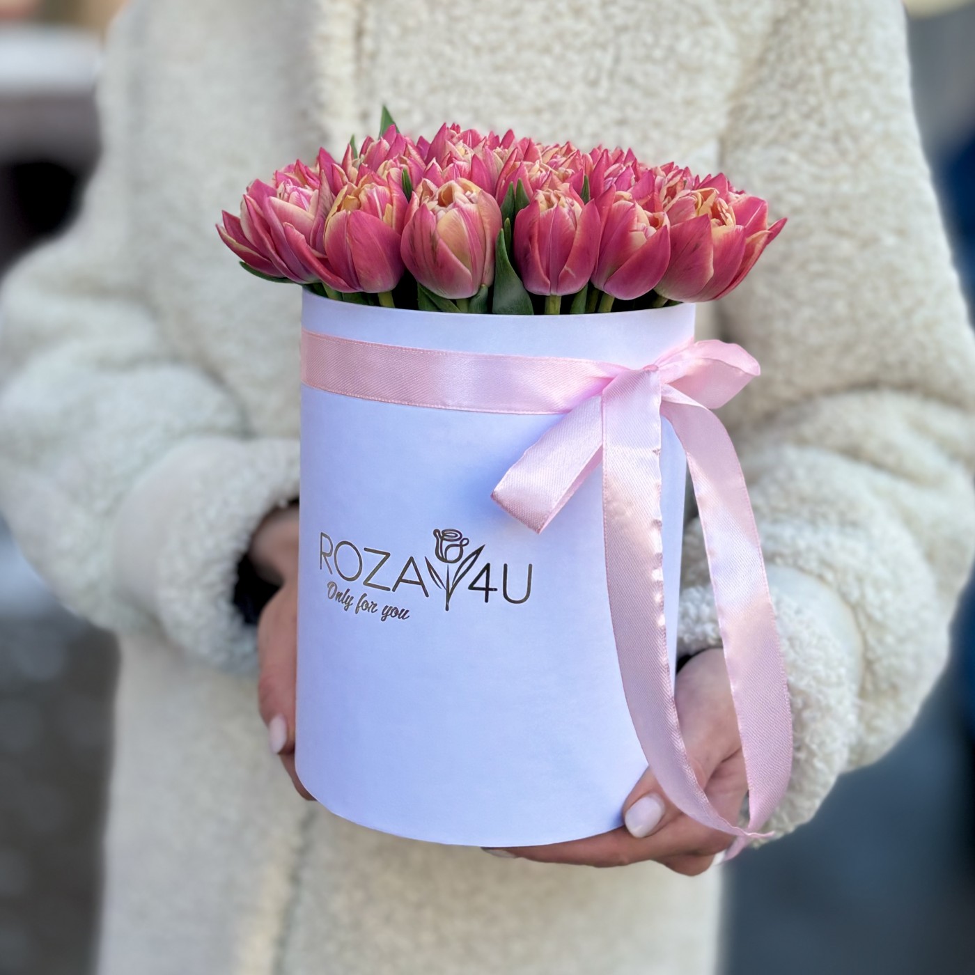 35 розовых пионовидных тюльпанов в белой коробке