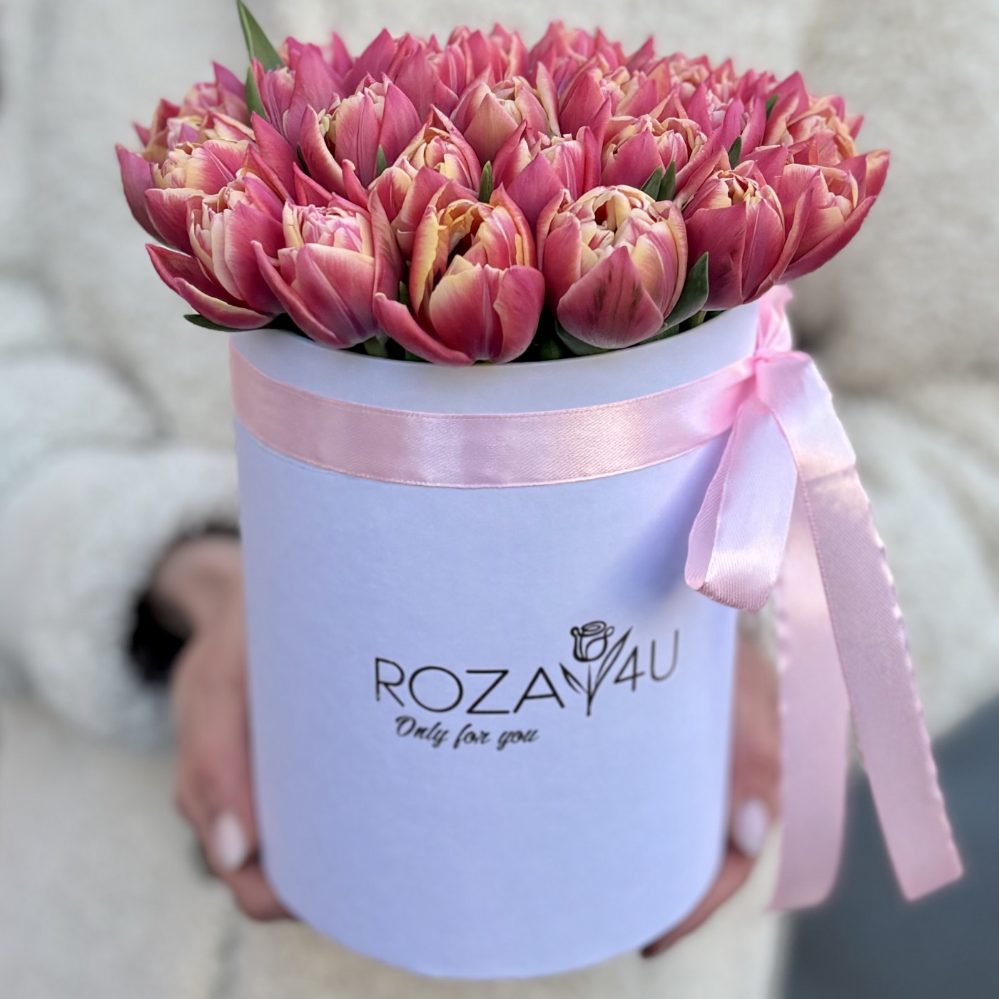 35 розовых пионовидных тюльпанов в белой коробке