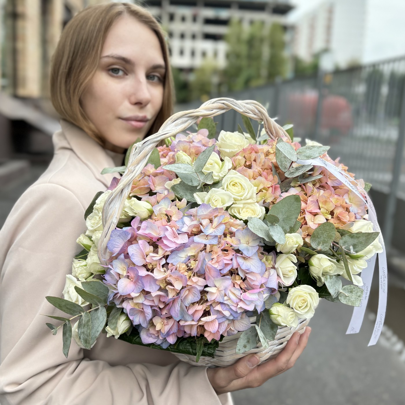 Радужная гортензия с кустовой розой в корзине