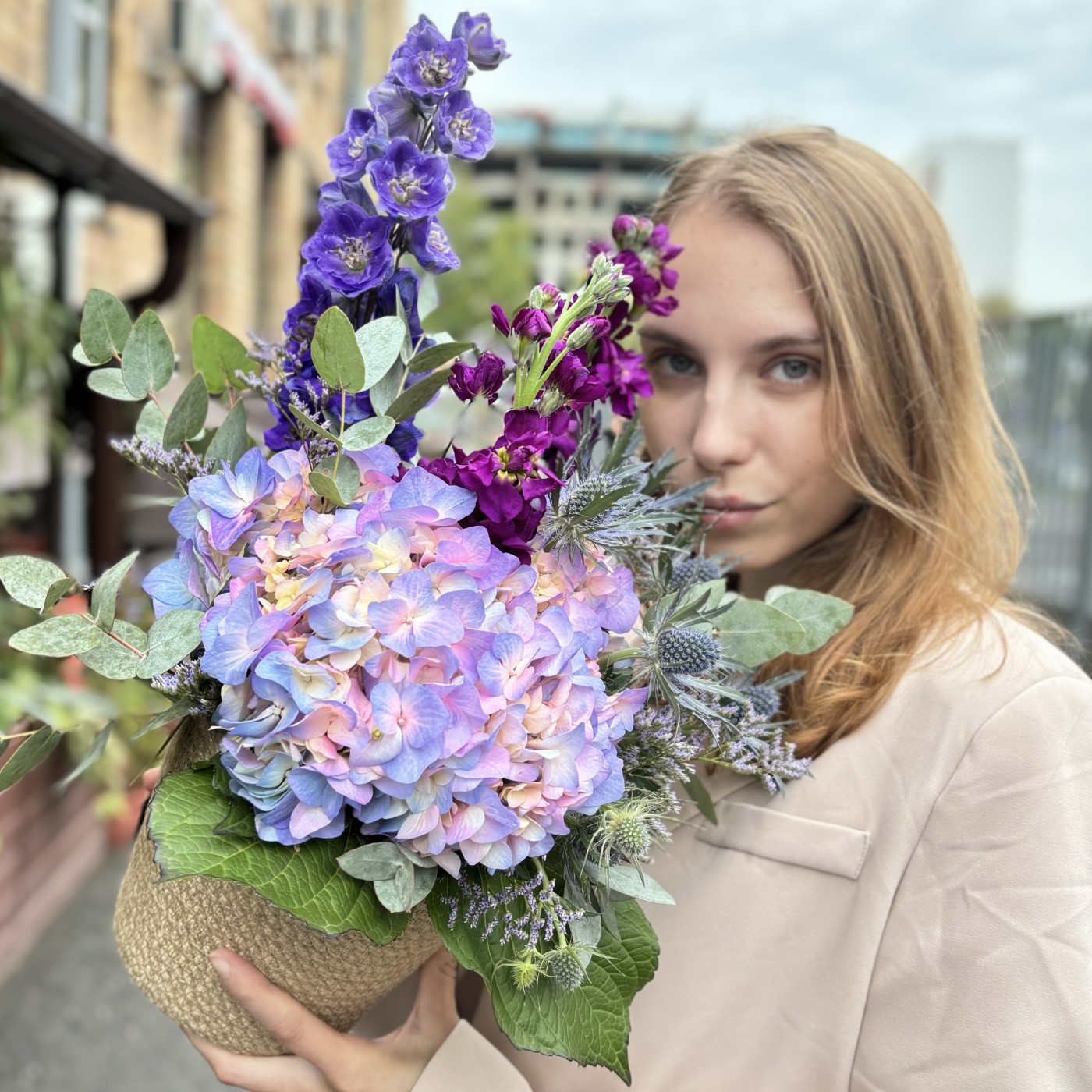 Радужная гортензия с маттиолой в кашпо