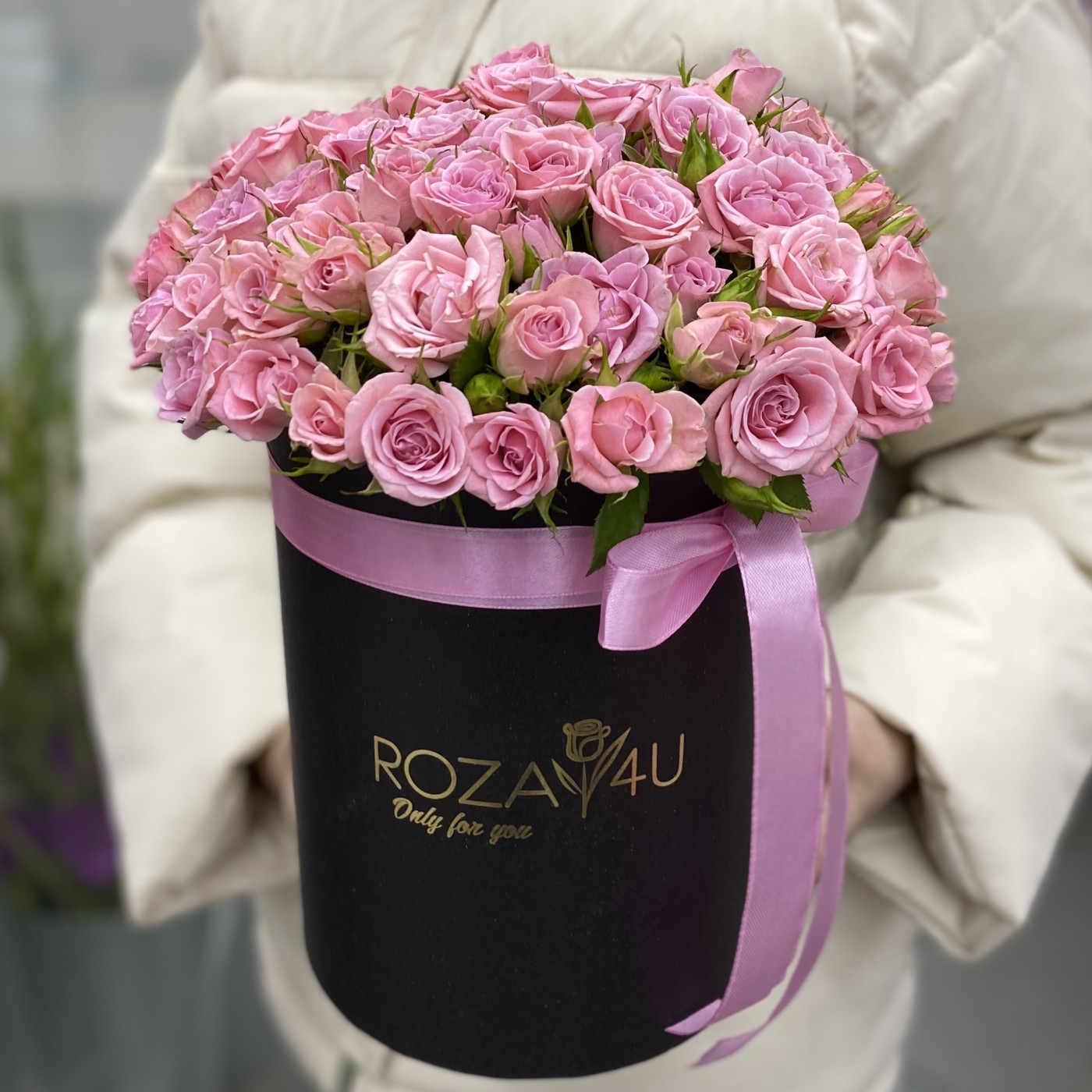Розовые кустовые розы Одилия в коробке