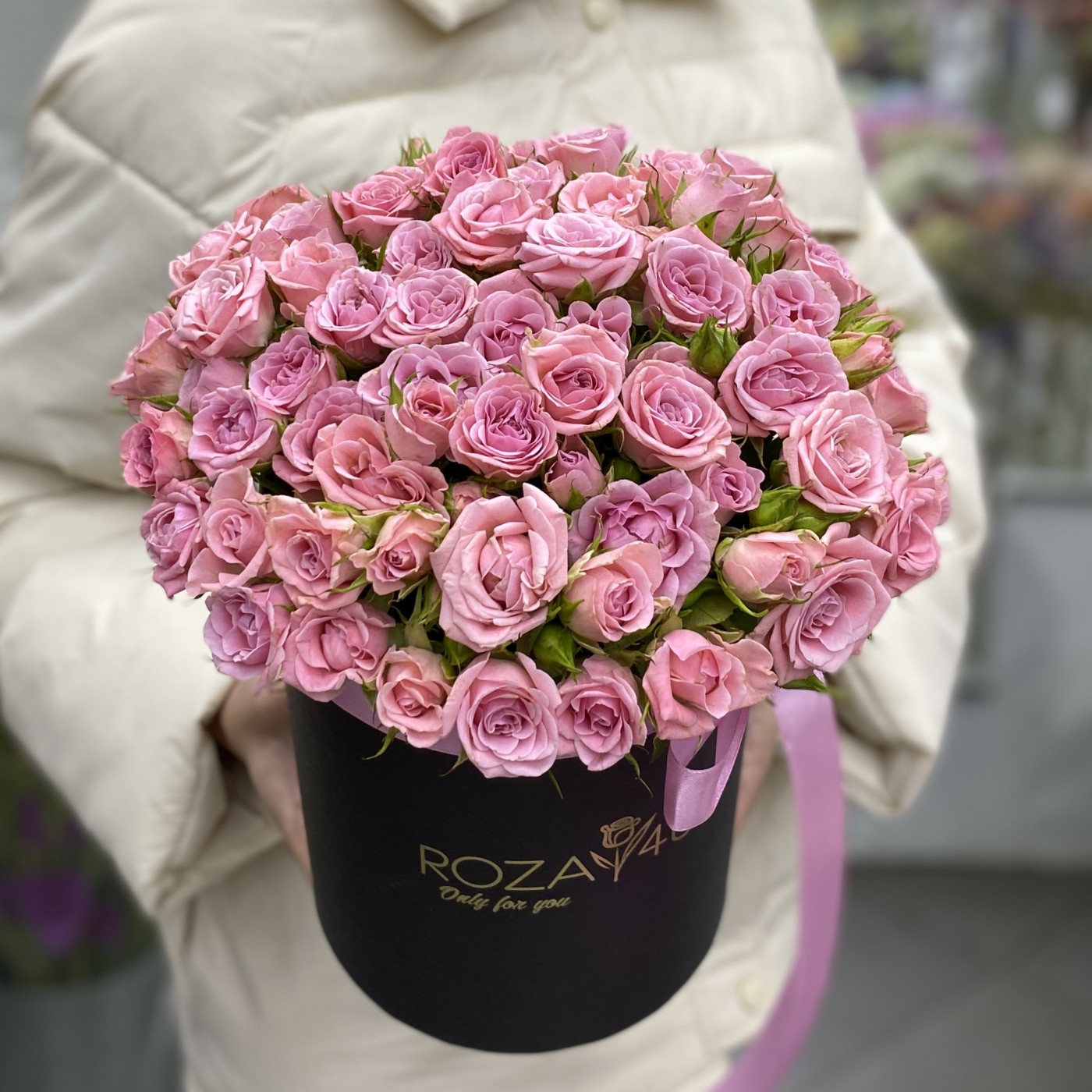 Розовые кустовые розы Одилия в коробке