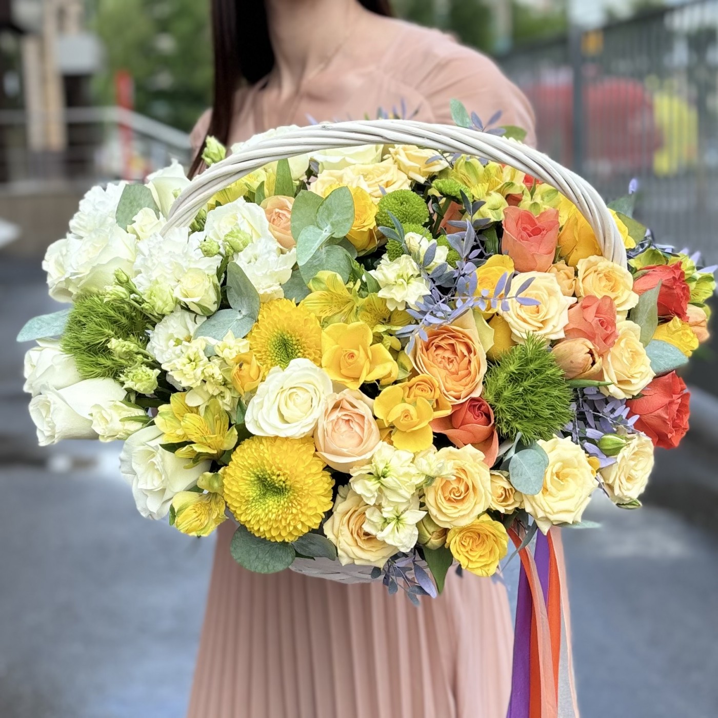 Сборная корзина бело-желтая MIX