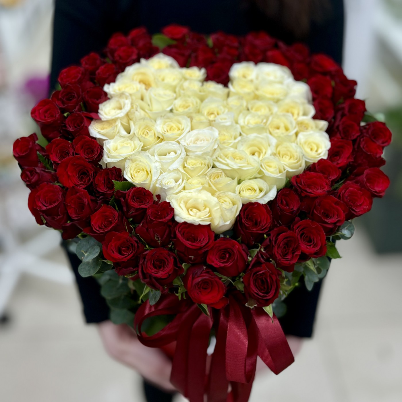 Сердце из красных и белых роз в коробке