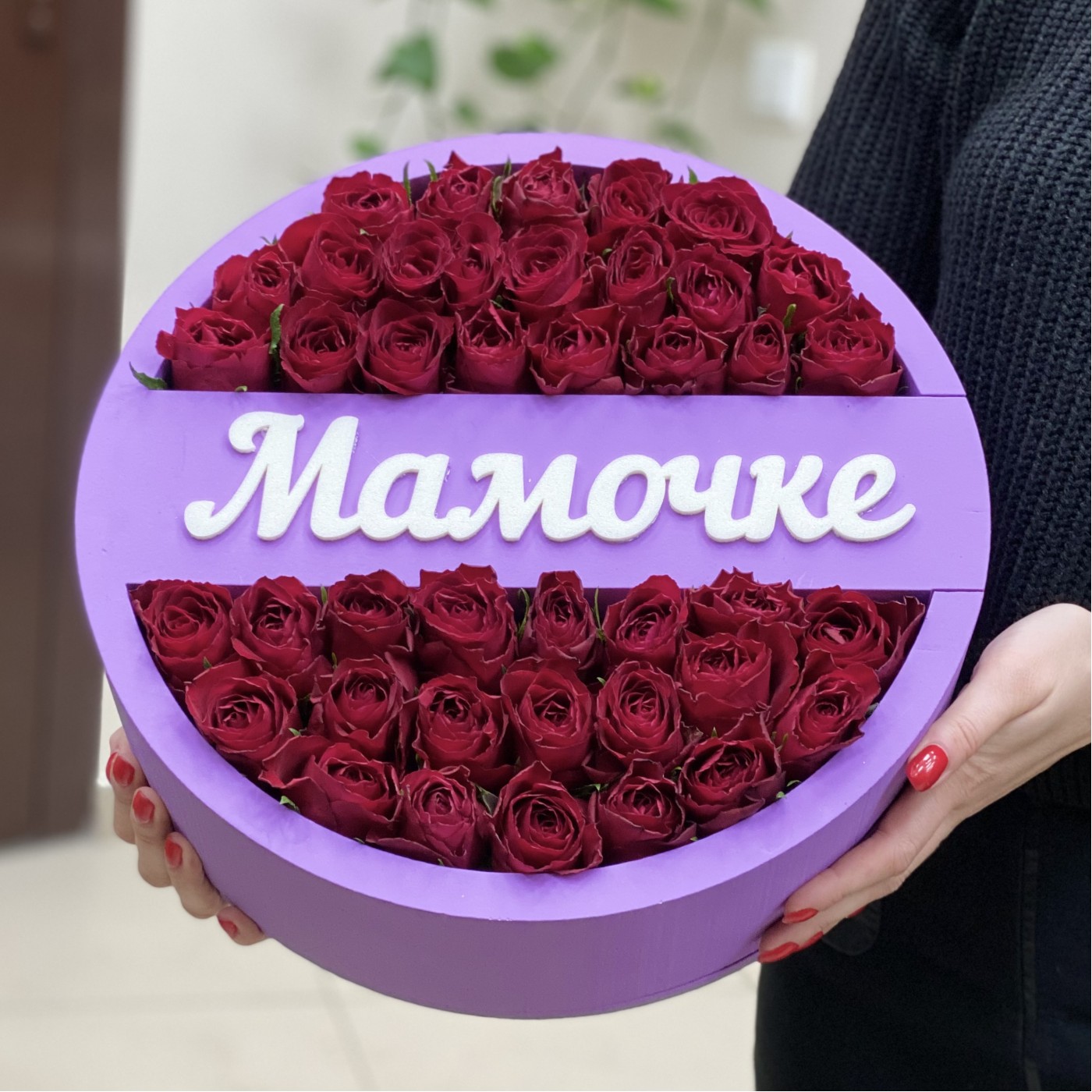 Сиреневая коробка с красной розой Мамочке