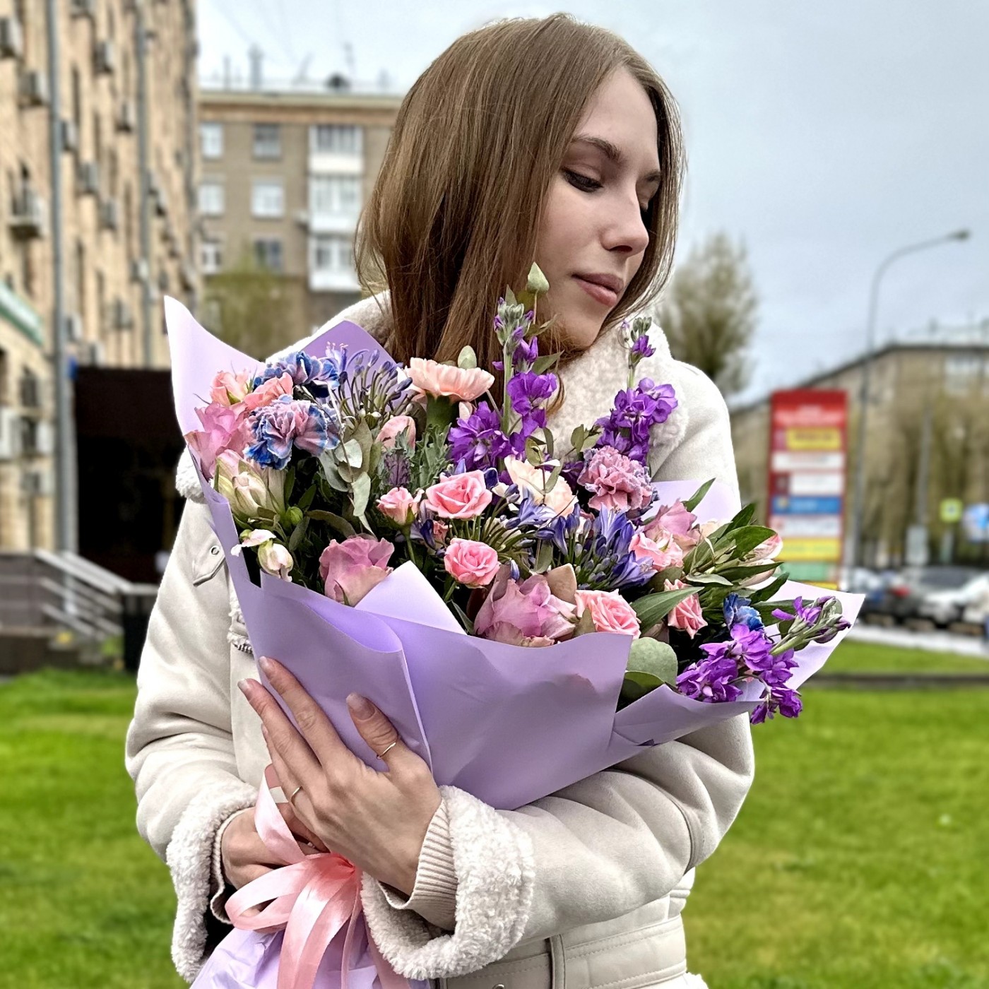 Сиреневый букет с розами и маттиолой